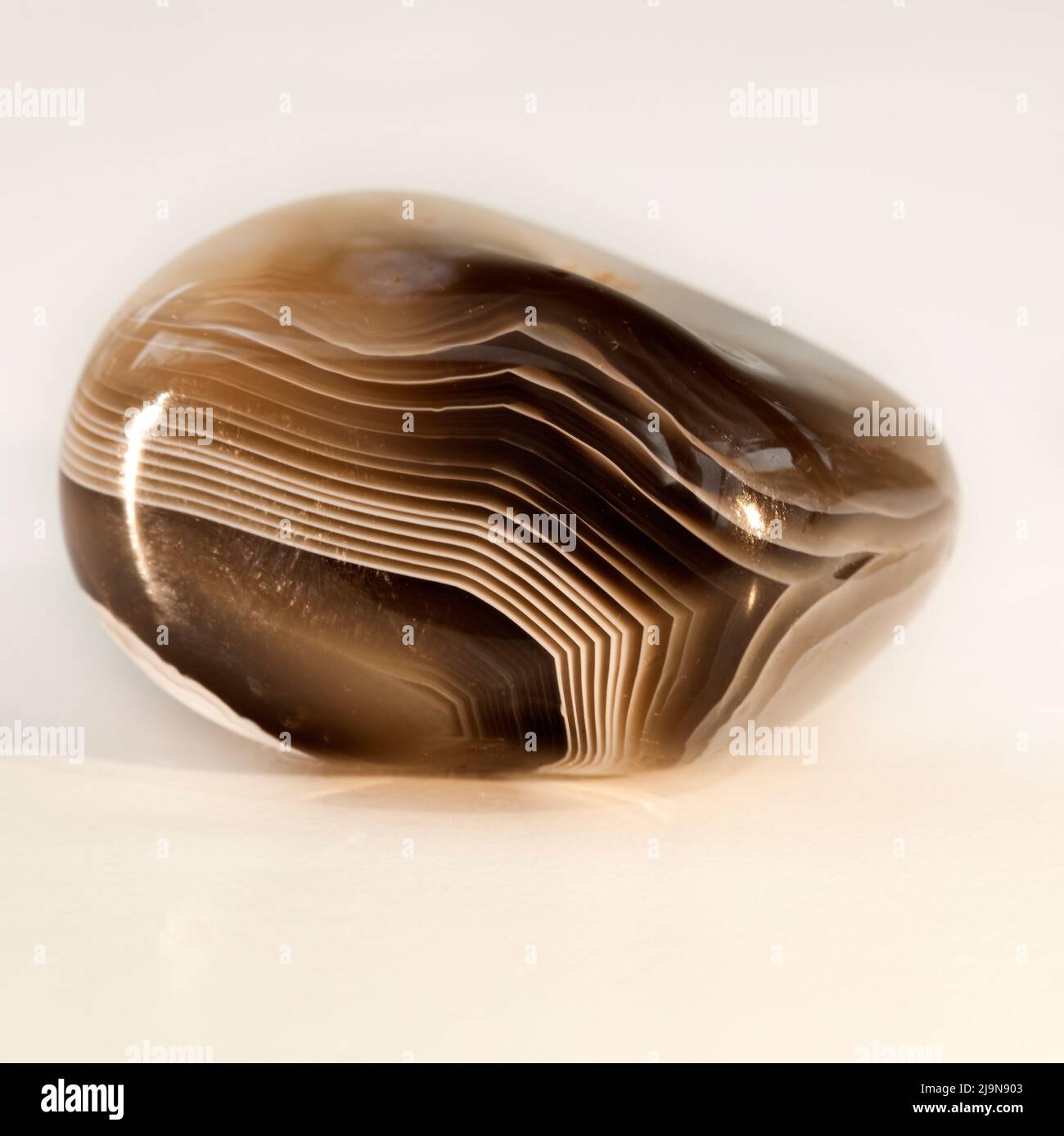 Macro primo piano Fotografia a colori di un lucido ' Agate Botswana ' una gemma di cristallo semi preziosa usata nella terapia di guarigione del cristallo Foto Stock