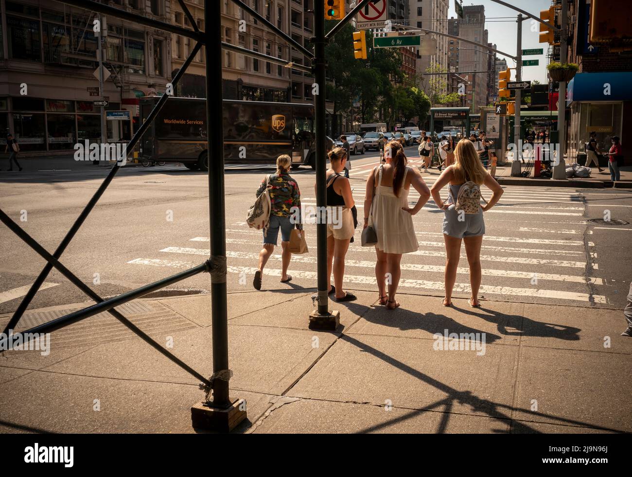 La gente si contendono con il calore a Chelsea a New York sabato 21 maggio 2022. Anche se non record rottura, Sabato ha visto il primo 90 gradi giorno dell'anno(© Richard B. Levine) Foto Stock