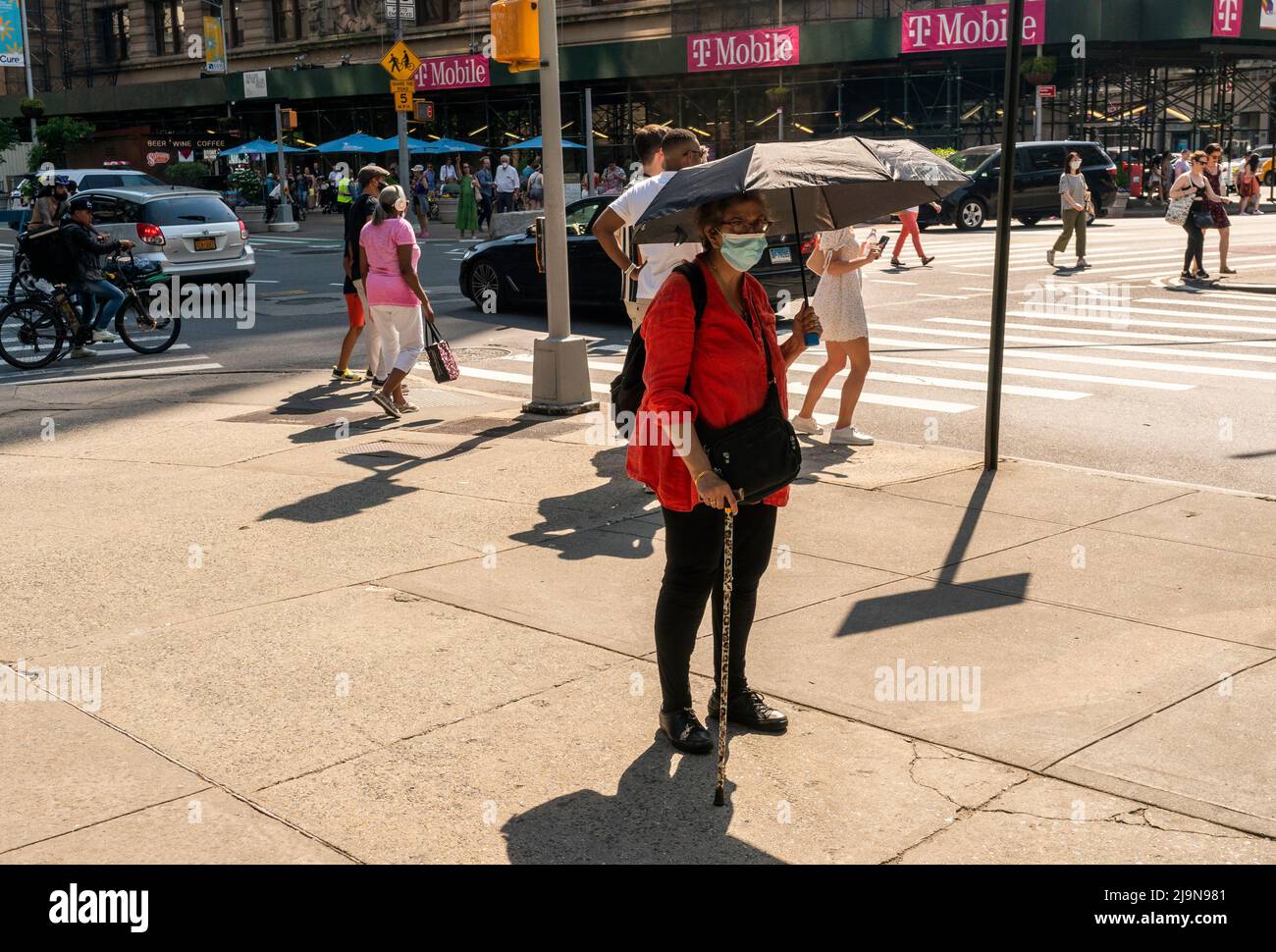 Le persone si contendono con il calore nel quartiere di Flatiron a New York sabato 21 maggio 2022. Anche se non record rottura, Sabato ha visto il primo 90 gradi giorno dell'anno(© Richard B. Levine) Foto Stock