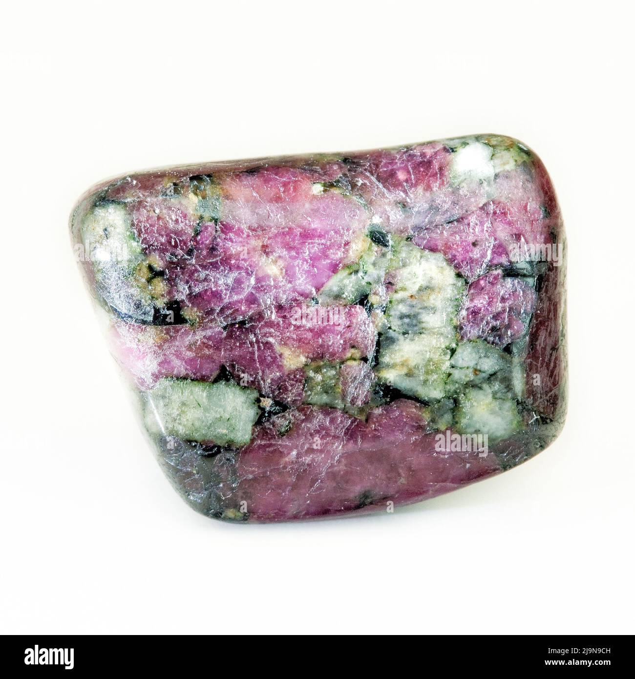 Macro primo piano Fotografia a colori di un lucido ' Eudialyte ' una gemma di cristallo semi preziosa usata nella terapia di guarigione del cristallo Foto Stock