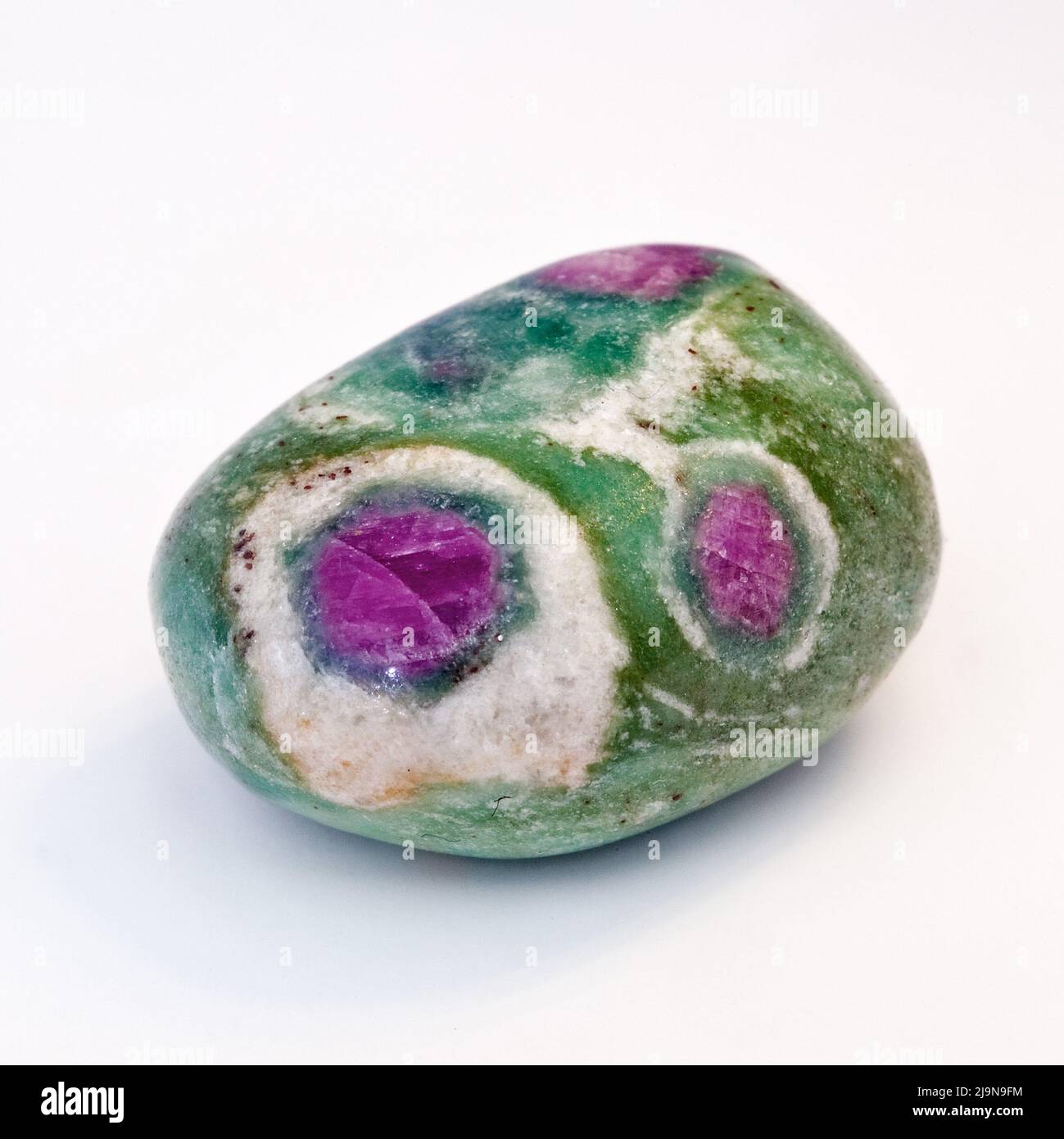 Macro primo piano Fotografia a colori di un lucido ' Ruby in Fuchsite ' una gemma di cristallo semi preziosa usata nella terapia di guarigione del cristallo Foto Stock