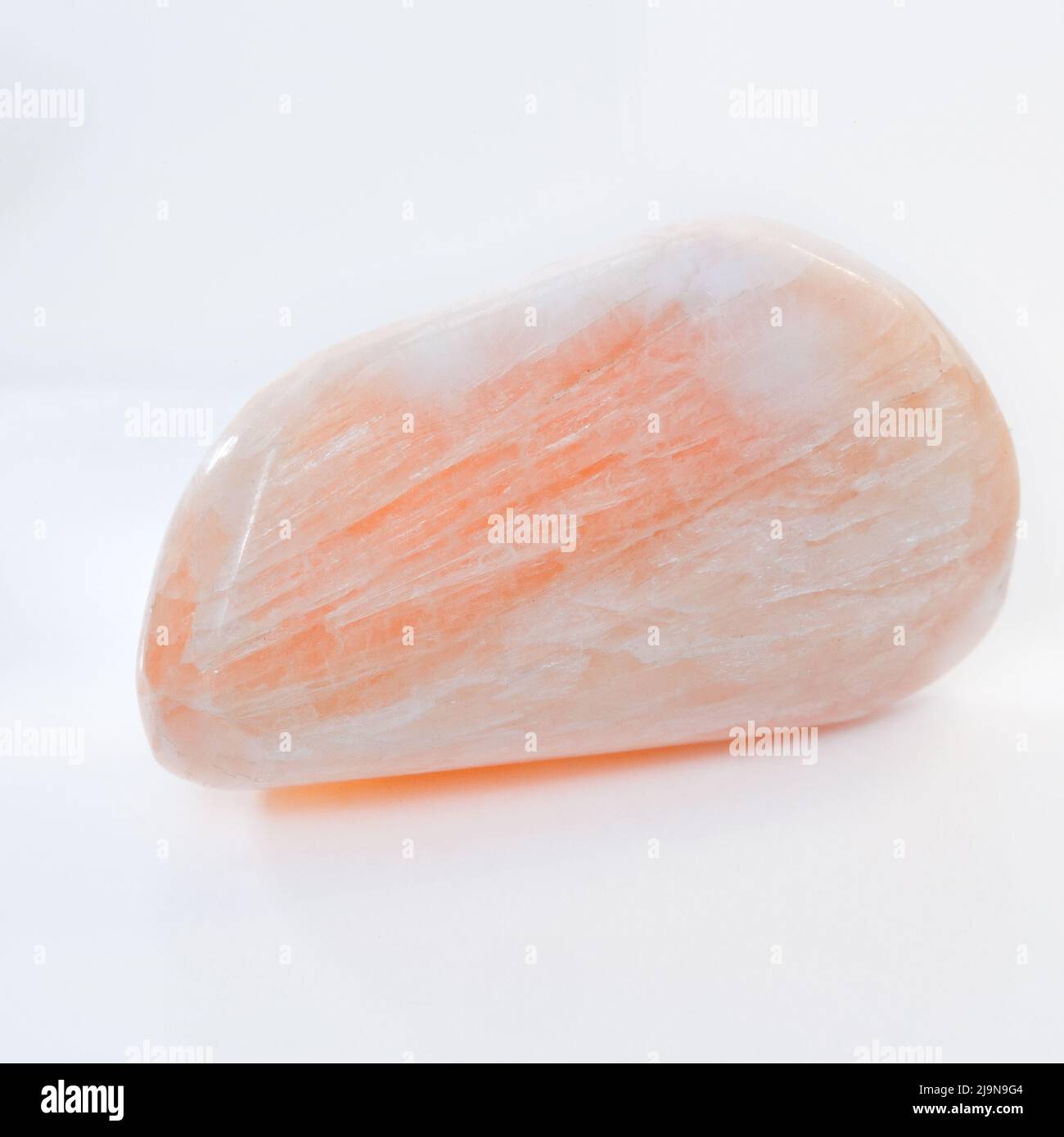 Macro primo piano Fotografia a colori di un lucido 'Stilbite' una gemma di cristallo semi preziosa usata nella terapia di guarigione del cristallo Foto Stock