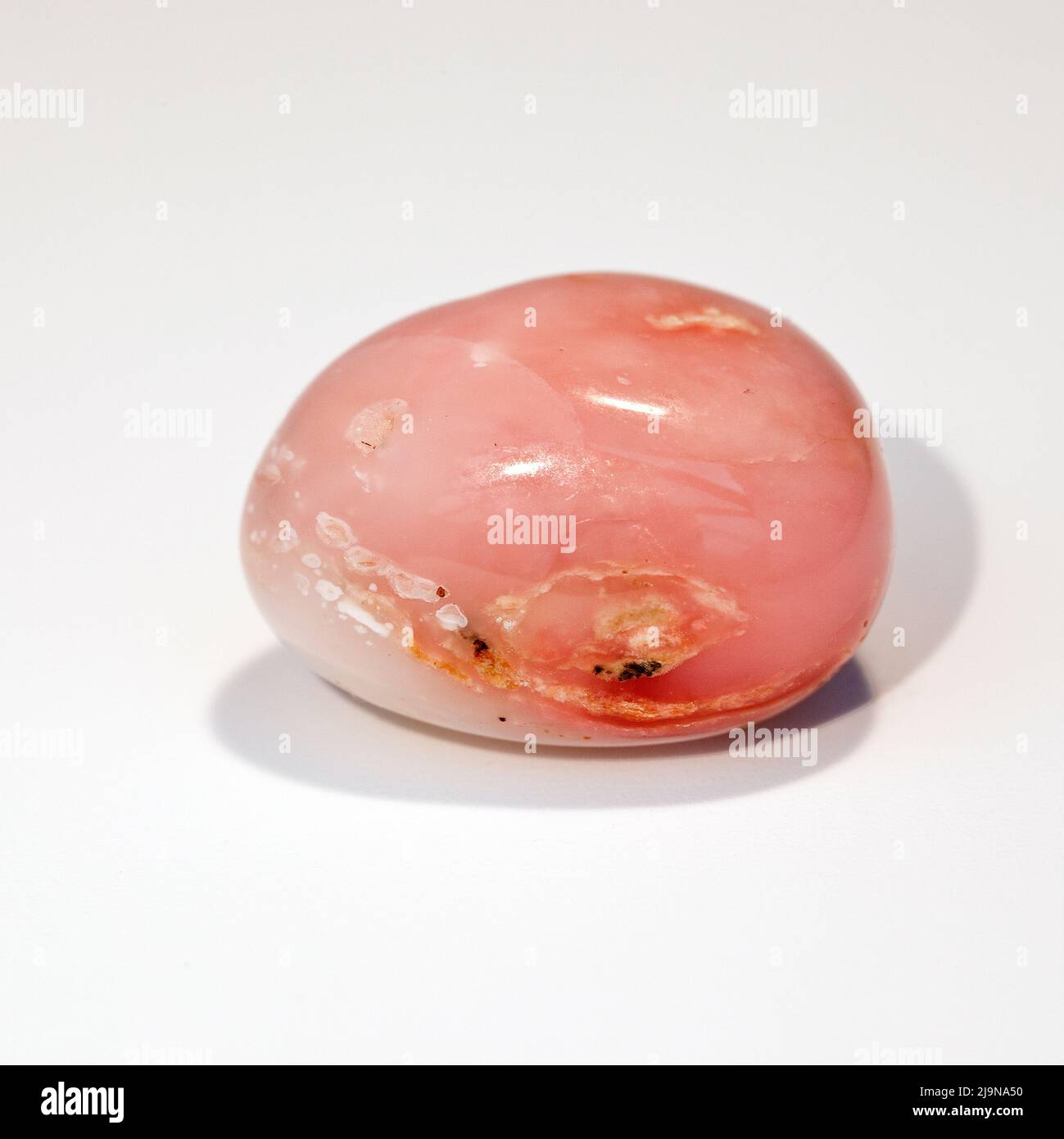 Macro ha scattato una foto a colori ravvicinata di una lucida 'Rose Opal', pietra di guarigione di cristalli semi preziosi Foto Stock