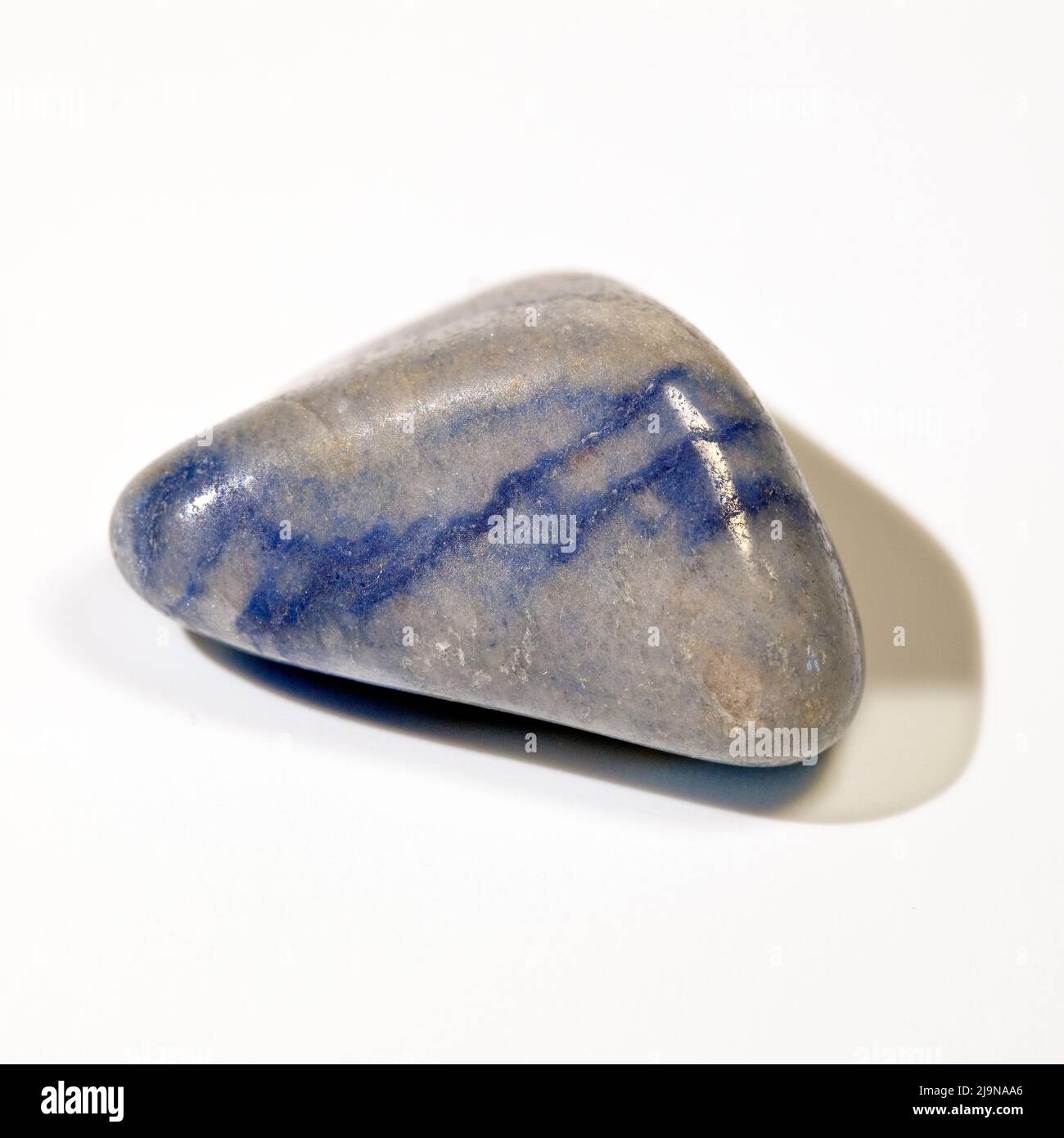 Macro primo piano Fotografia a colori di 'quarzo blu' una gemma di cristallo semi-preziosa usata nella terapia di guarigione del cristallo Foto Stock