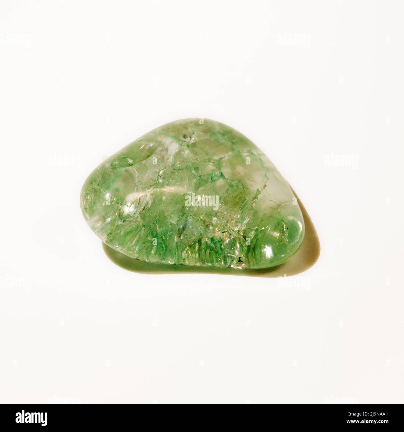 Macro primo piano Fotografia a colori di 'Green Crackle Quartz' una gemma di cristallo semi preziosa usata nella terapia di guarigione del cristallo Foto Stock