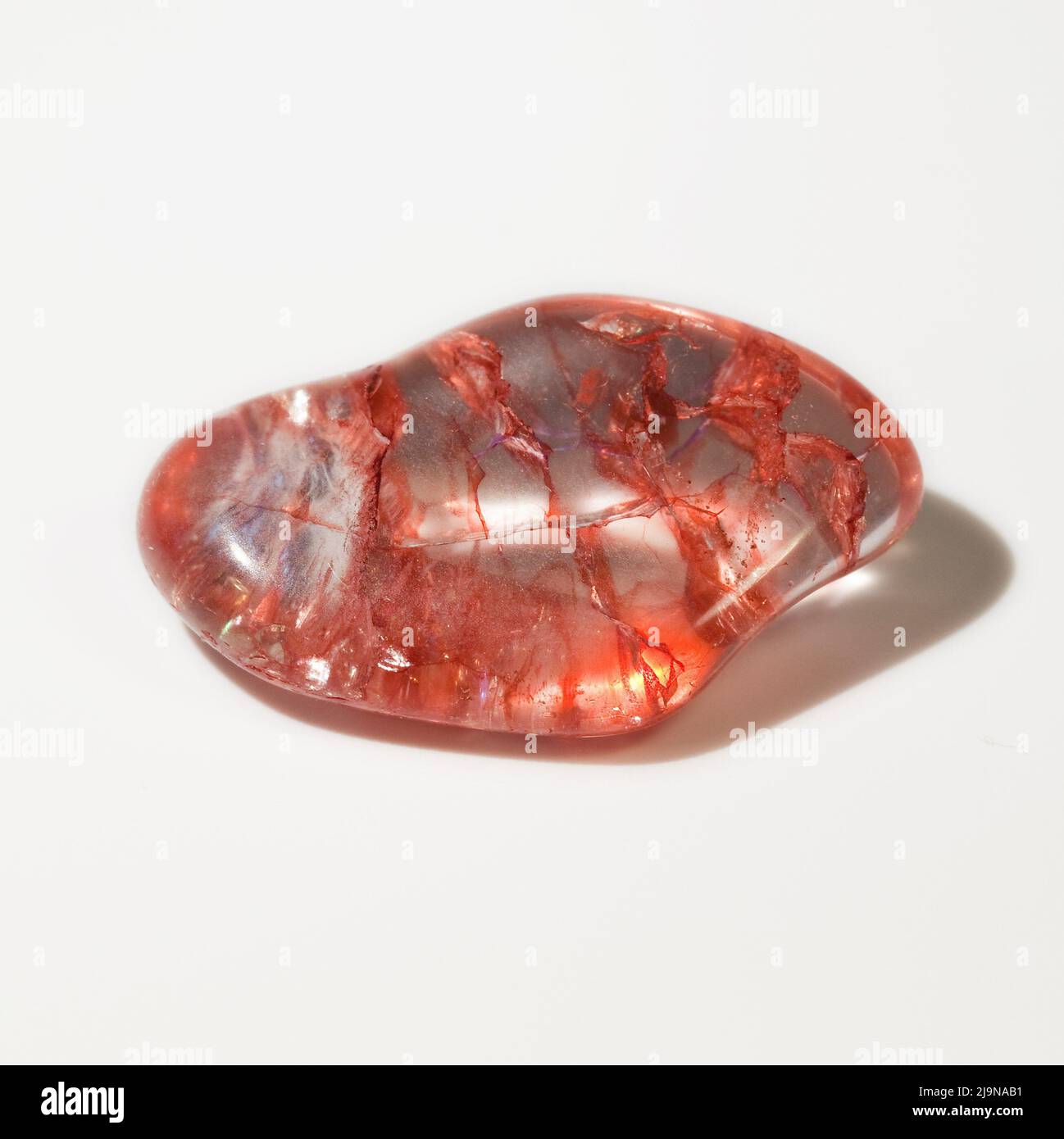 Macro primo piano Fotografia a colori di 'Red Crackle Quartz' una gemma di cristallo semi preziosa usata nella terapia di guarigione del cristallo Foto Stock