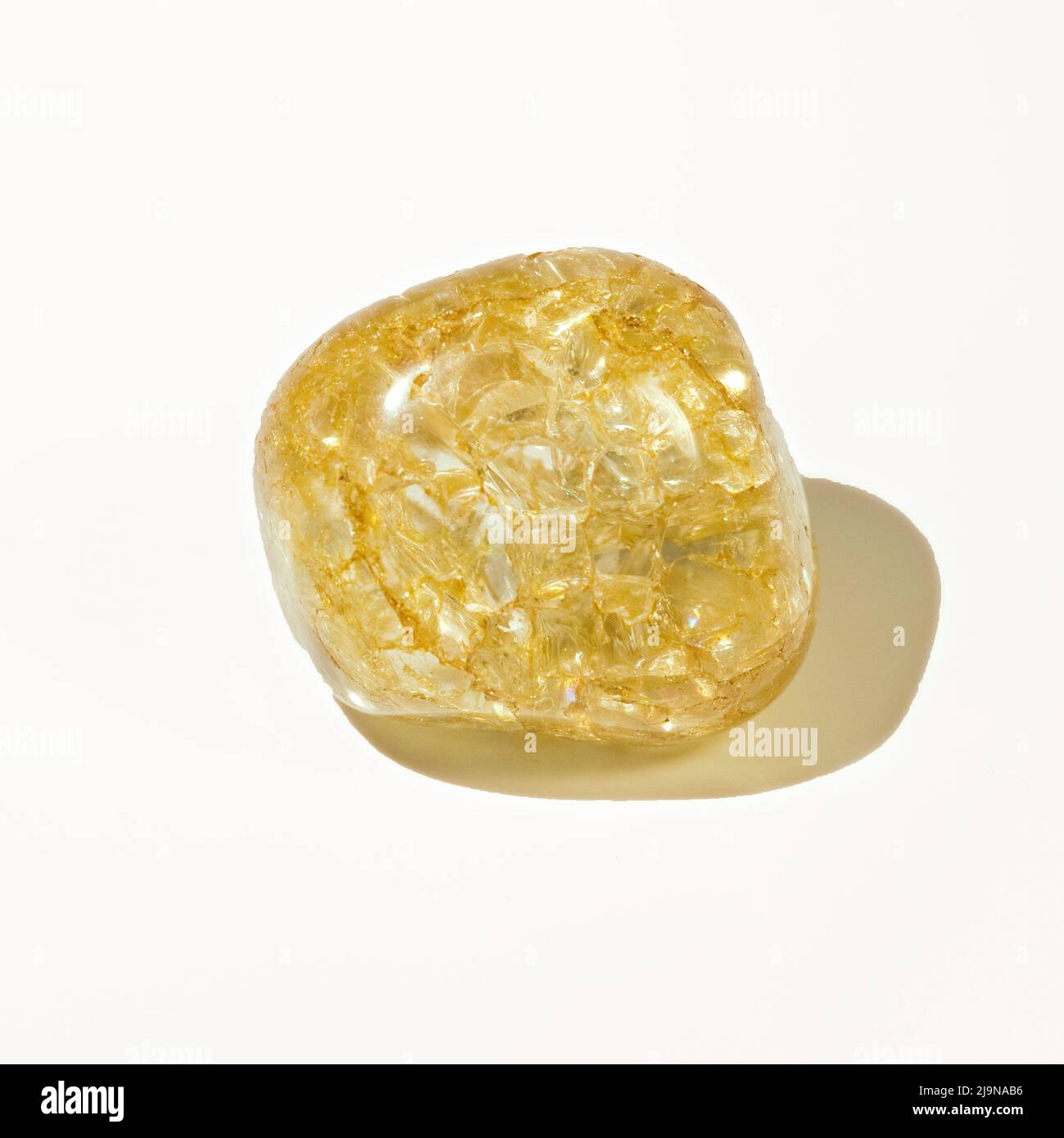 Macro close up foto a colori di 'giallo Crackle Quartz' una gemma di cristallo semi preziosa usata nella terapia di guarigione del cristallo Foto Stock