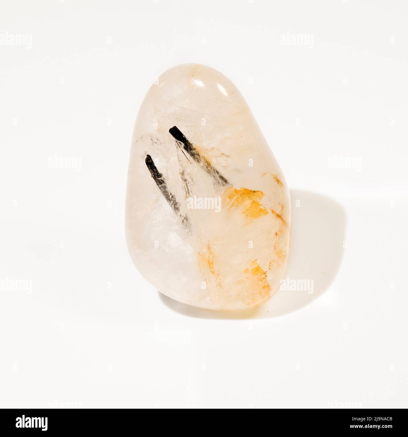Macro primo piano Fotografia a colori di 'Quartz Tourmaline' una gemma di cristallo semi preziosa utilizzata nella terapia di guarigione del cristallo Foto Stock