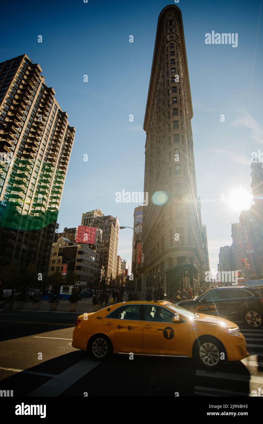 Taxi taxi taxi che passa l'edificio in ferro piano, Manhattan, New York City Foto Stock