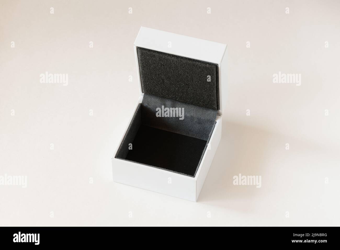 Confezione regalo aperta su sfondo bianco Foto Stock