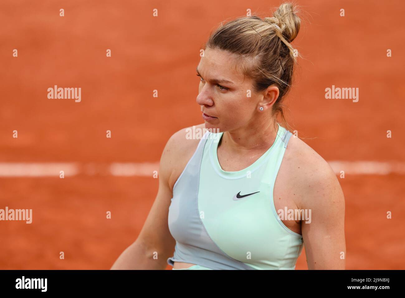 Parigi, Francia. 24th maggio 2022. Tennis: Grand Slam/WTA Tour - French Open, single donna, 1st round, Halep (Romania) - Schunk (Germania). Simona Halep. Credit: Frank Molter/dpa/Alamy Live News Foto Stock