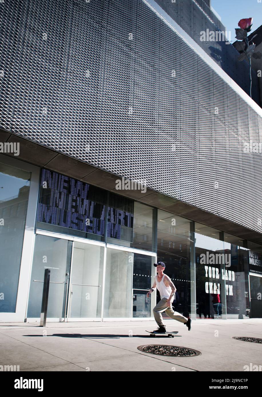 Skateboard uomo dopo il New Museum, Lower East Side, Manhattan, New York City Foto Stock