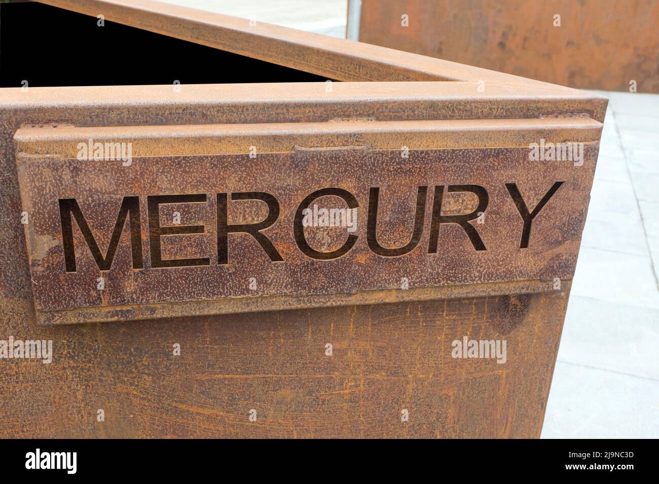 La parola Mercurio inset su una superficie metallica arrugginita Foto Stock