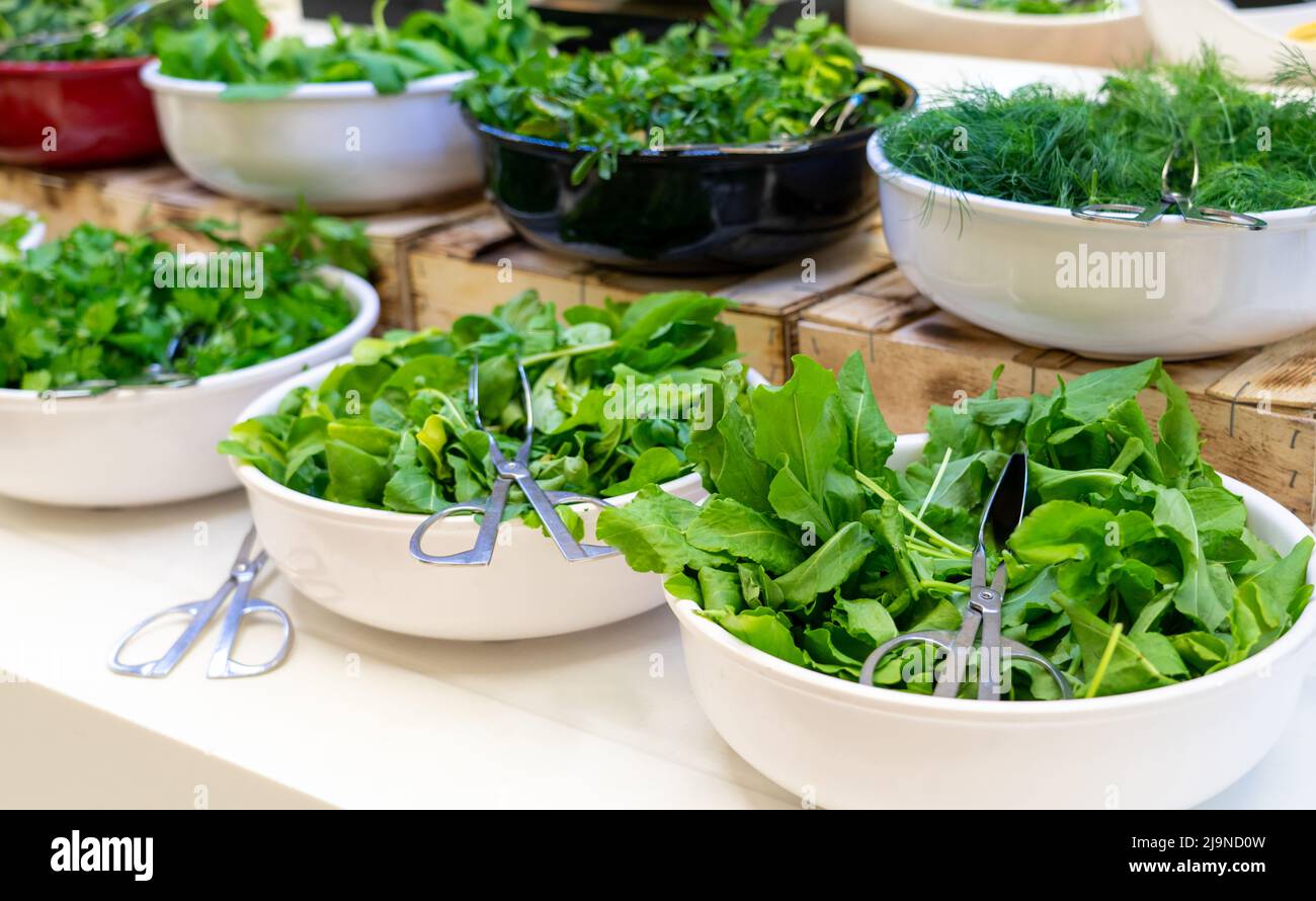 Buffet di insalate con verdure fresche in hotel. Concetto di alimentazione sana Foto Stock