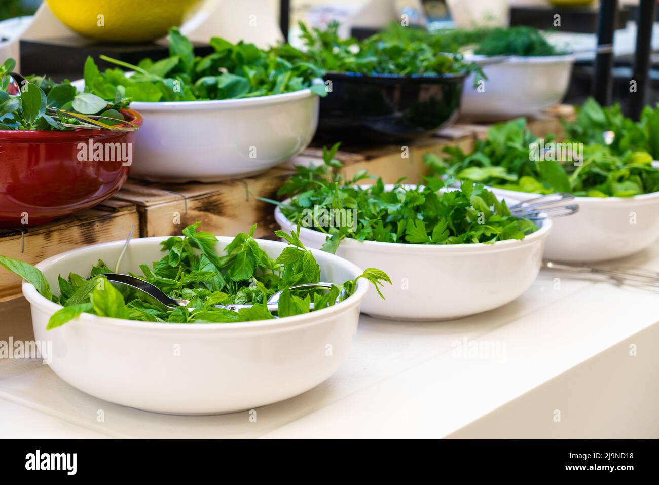 Buffet di insalate con verdure fresche in hotel. Concetto di alimentazione sana Foto Stock