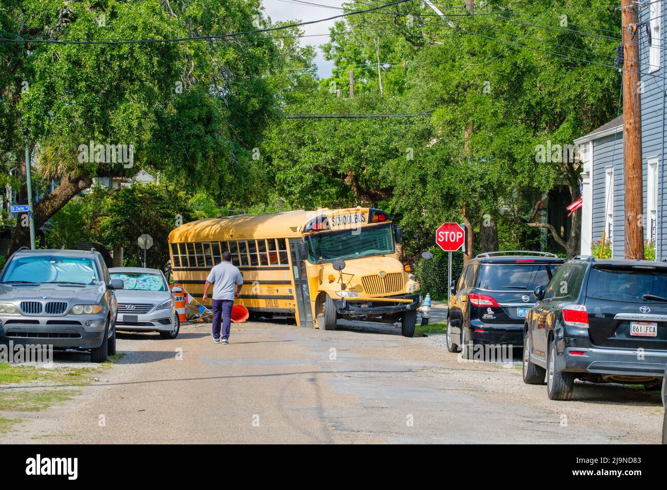 NEW ORLEANS, LA, Stati Uniti d'America - 9 MAGGIO 2022: Il bus scolastico è disabilitato da pothole nel quartiere Uptown di New Orleans Foto Stock