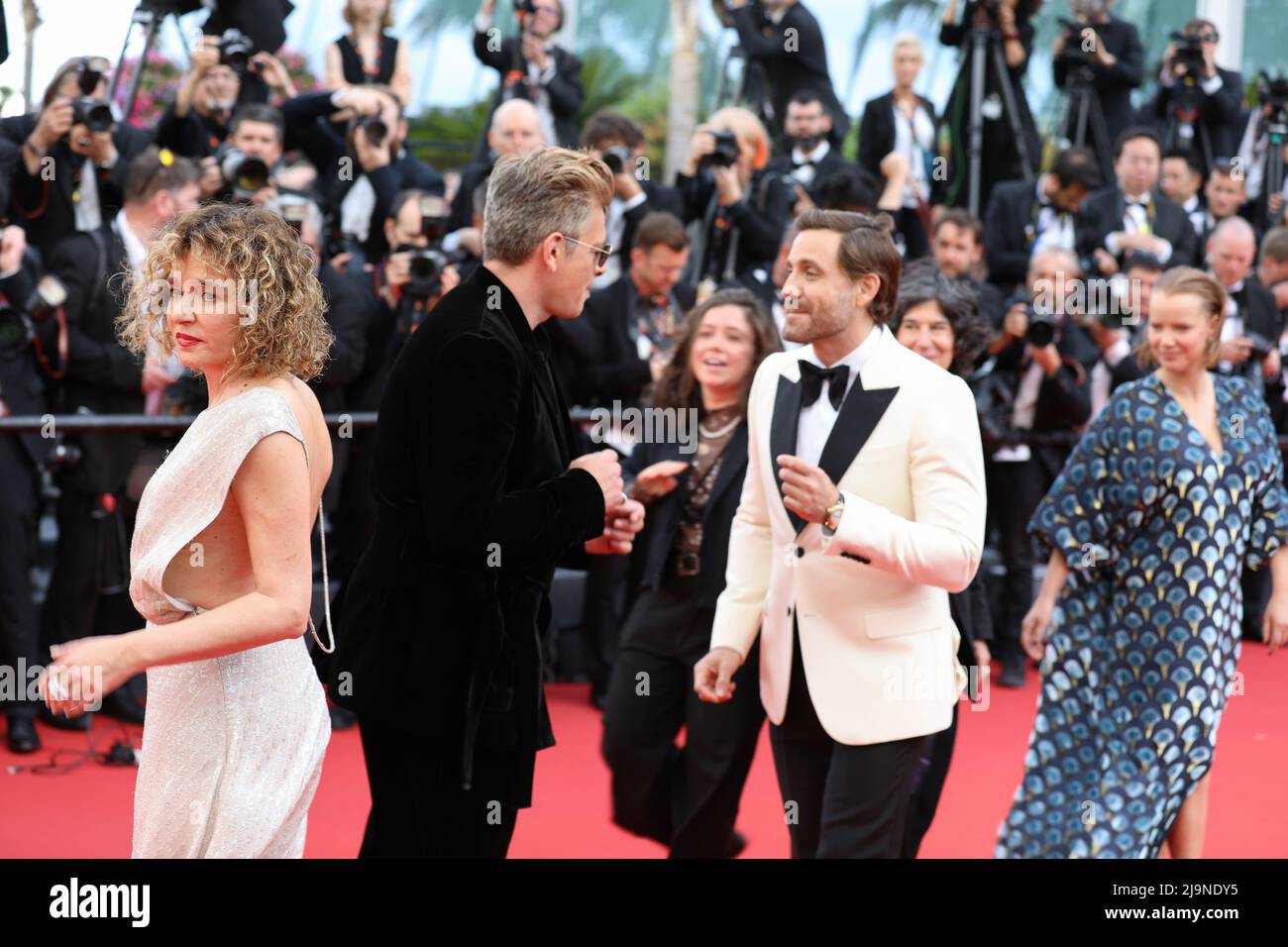 25 maggio 2022, Cannes, Cote d'Azur, Francia: I membri dell'ONU CERTE GIURIE ballano sul tappeto rosso mentre partecipano alla cerimonia del 75th anniversario durante il Festival annuale del Cinema di Cannes 75th (Credit Image: © Mickael Chavet/ZUMA Press Wire) Foto Stock