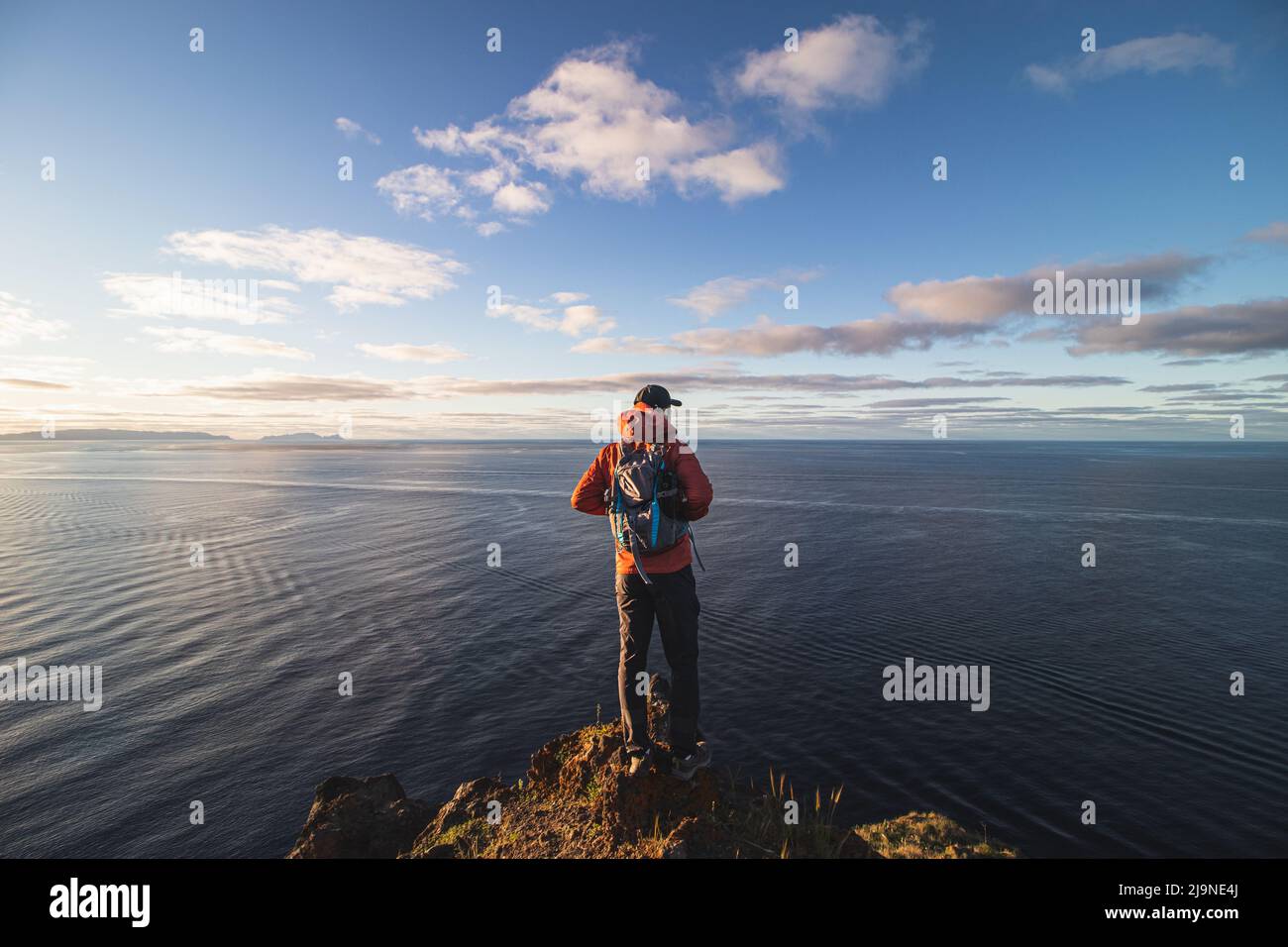 Appassionato zaino in spalla a 24 anni si trova sul bordo di una scogliera in un luogo chiamato Cristo Rei, Camara de Lomos, Madeira, appartenente al Portogallo. Dom Foto Stock