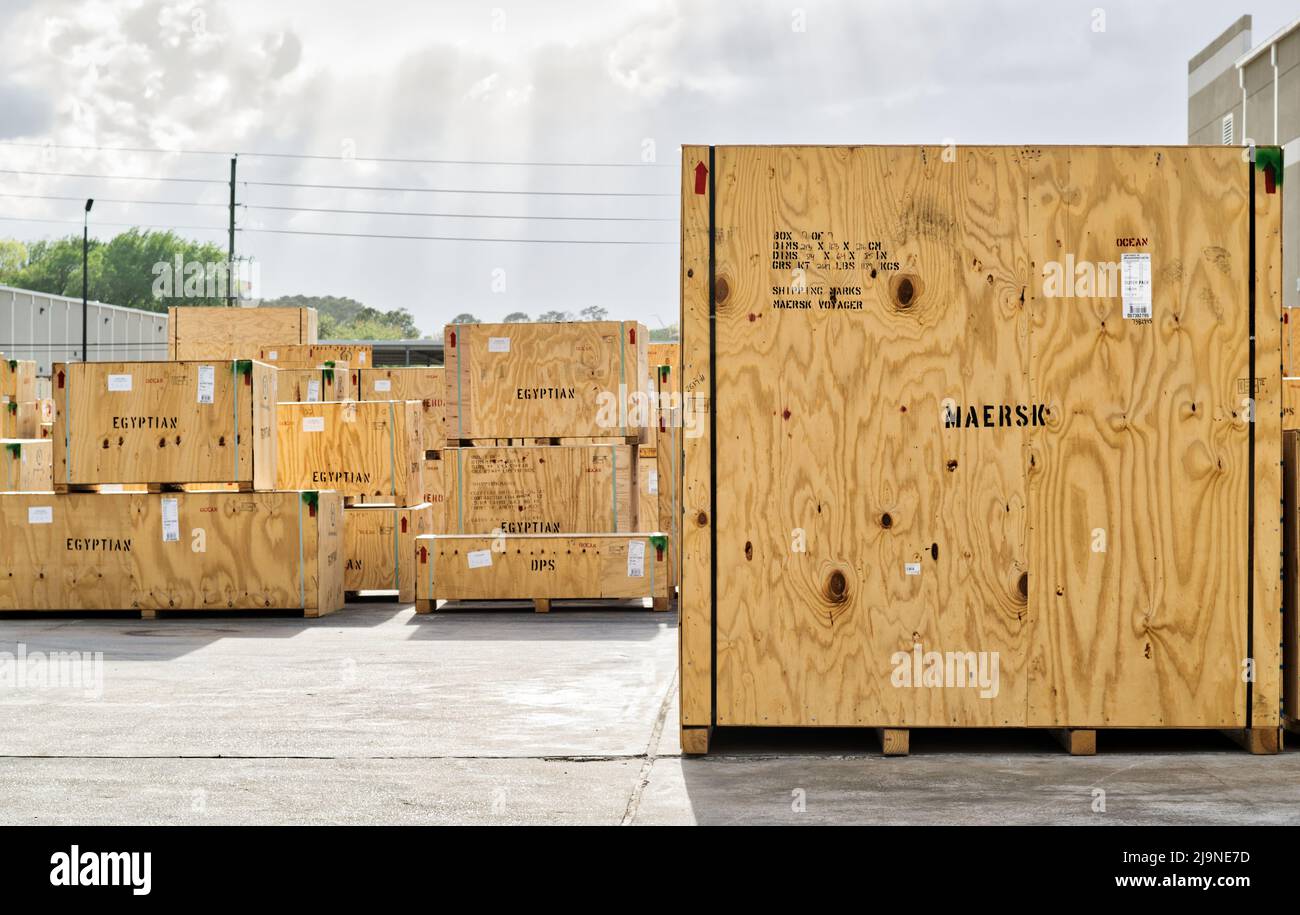 Houston, Texas USA 12-08-2019: Casse di legno per Maersk e altre aziende di logistica di trasporto varie accatastate e pronte per il trasporto. Foto Stock