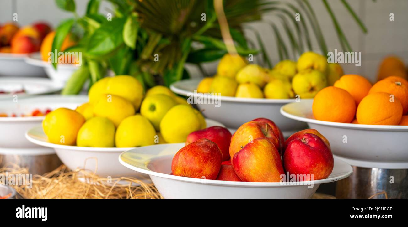 Assortimento di diversi tipi di mele fresche al tavolo a buffet con frutta Foto Stock