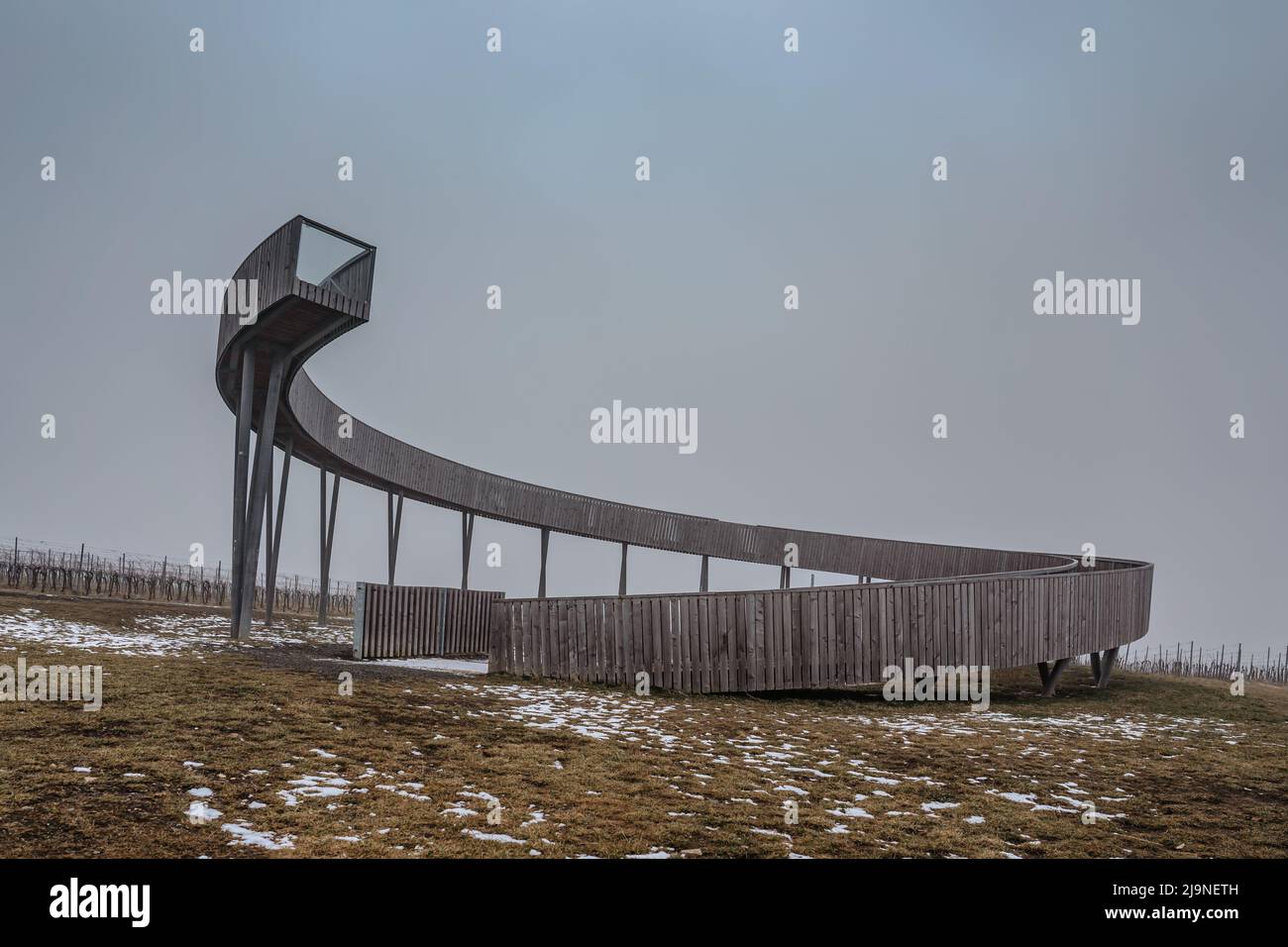 Torre di Lookout a Kobyli Vrch, regione della Moravia meridionale, repubblica Ceca. Costruzione a spirale in legno all'interno di Vineyards.Palava colline, famosa zona del vino. Inverno Foto Stock