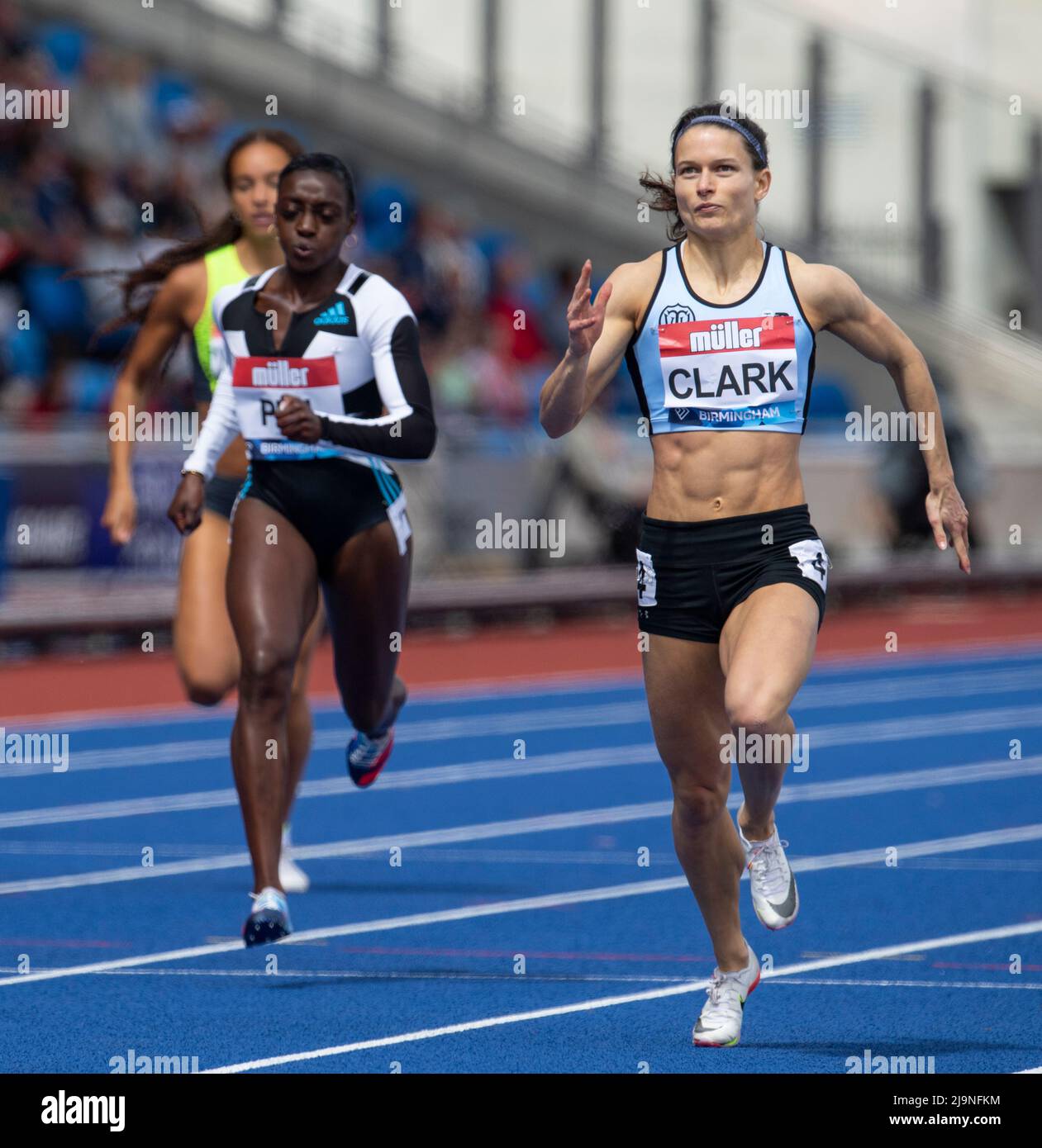 Ama Pipi e Zoey Clark gareggiano nella gara femminile del 400m alla Birmingham Diamond League, Birmingham Inghilterra, il 12 maggio 2022 a Birmingham, Englan Foto Stock