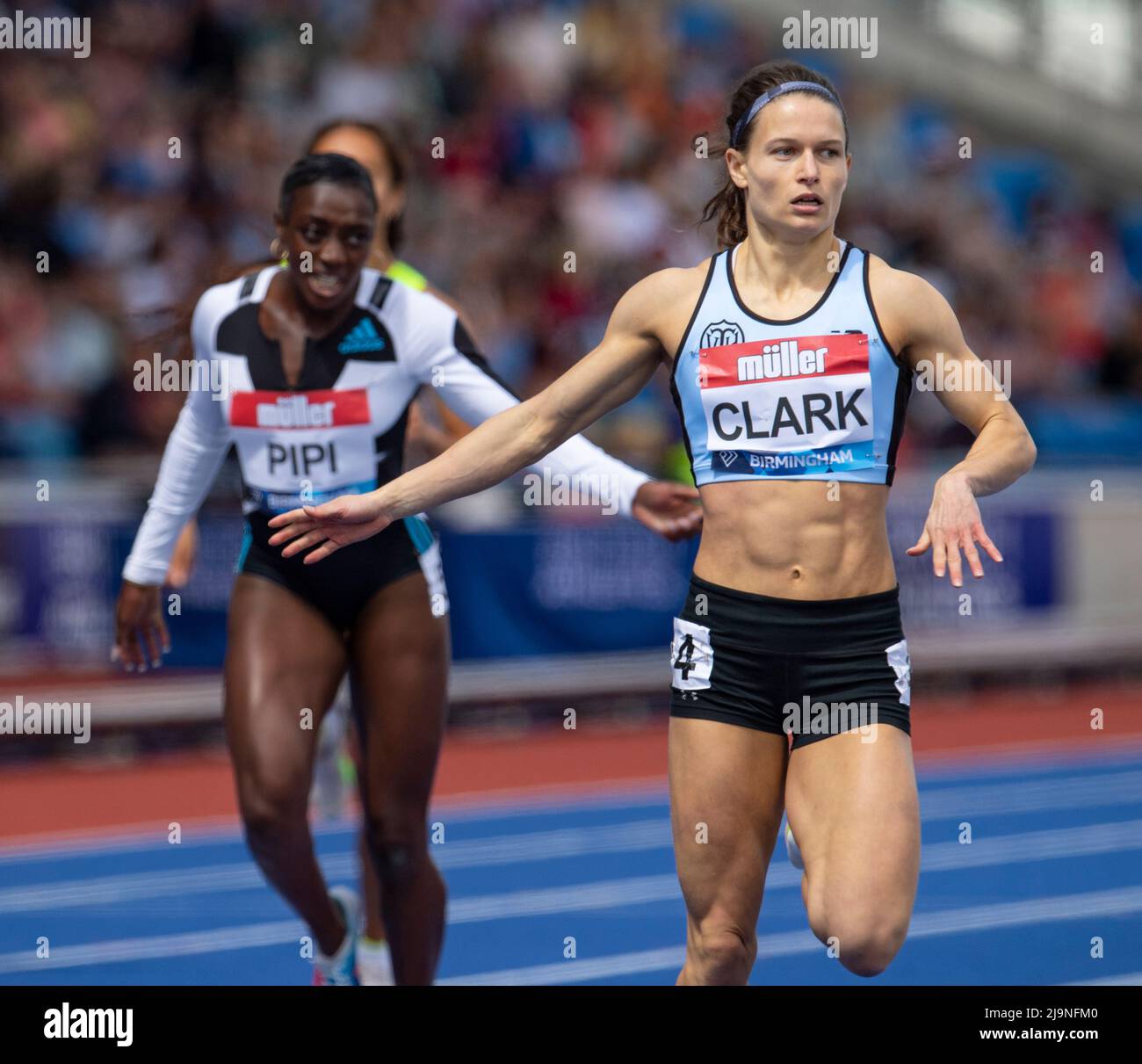 Ama Pipi e Zoey Clark gareggiano nella gara femminile del 400m alla Birmingham Diamond League, Birmingham Inghilterra, il 12 maggio 2022 a Birmingham, Englan Foto Stock