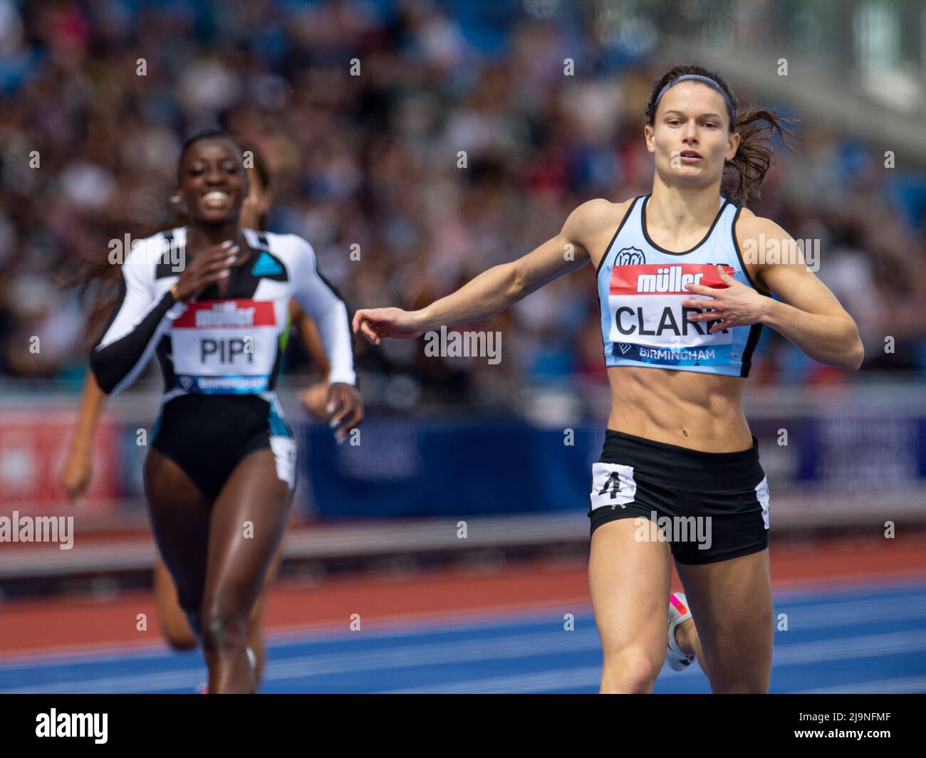 Ama Pipi e Zoey Clark gareggiano nella gara femminile del 400m alla Birmingham Diamond League, Birmingham Inghilterra, il 12 maggio 2022 a Birmingham, Englan Foto Stock