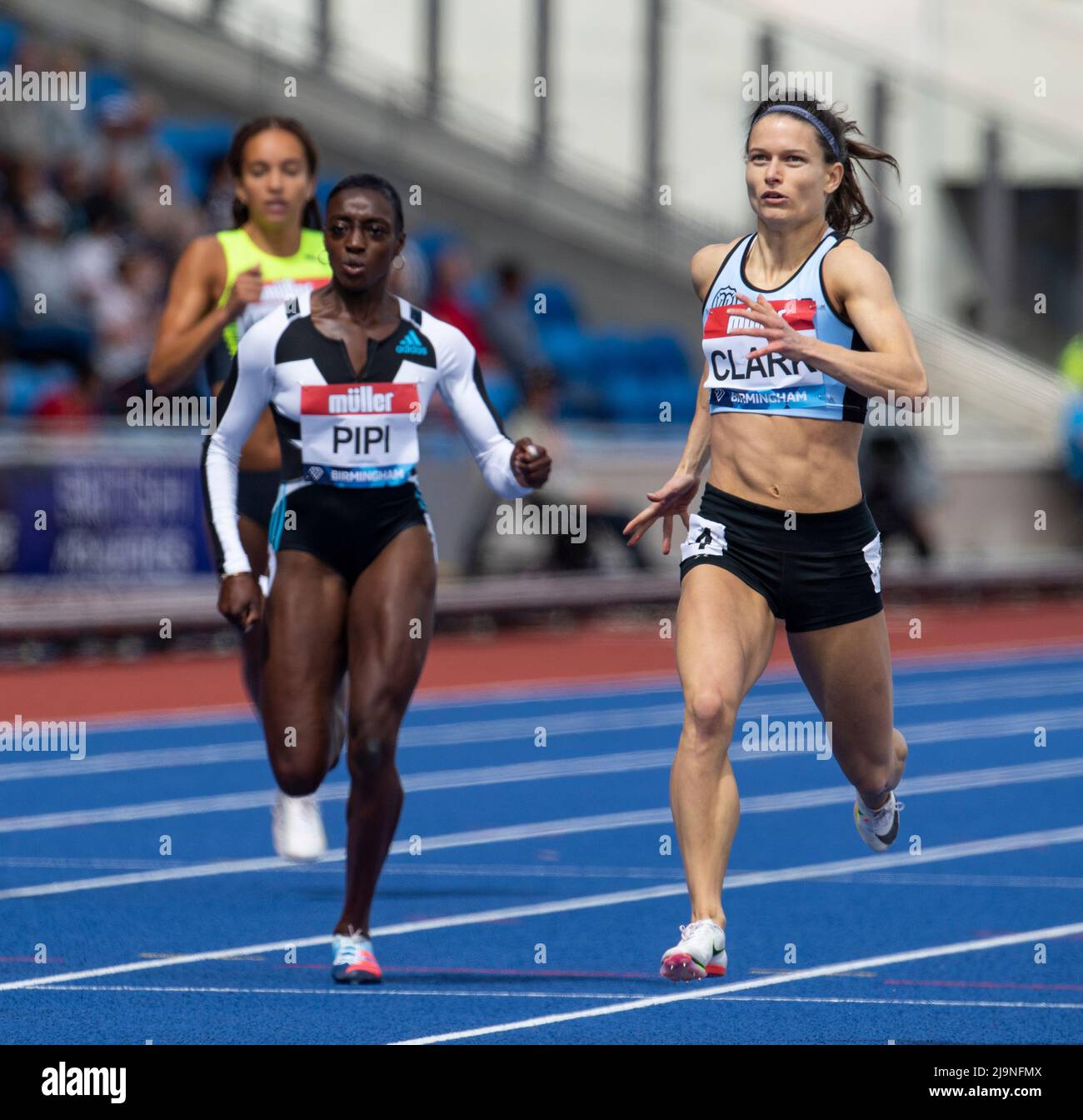 Ama Pipi e Zoey Clark gareggiano nella gara femminile del 400m alla Birmingham Diamond League, Birmingham Inghilterra, il 12 maggio 2022 a Birmingham, Englan Foto Stock
