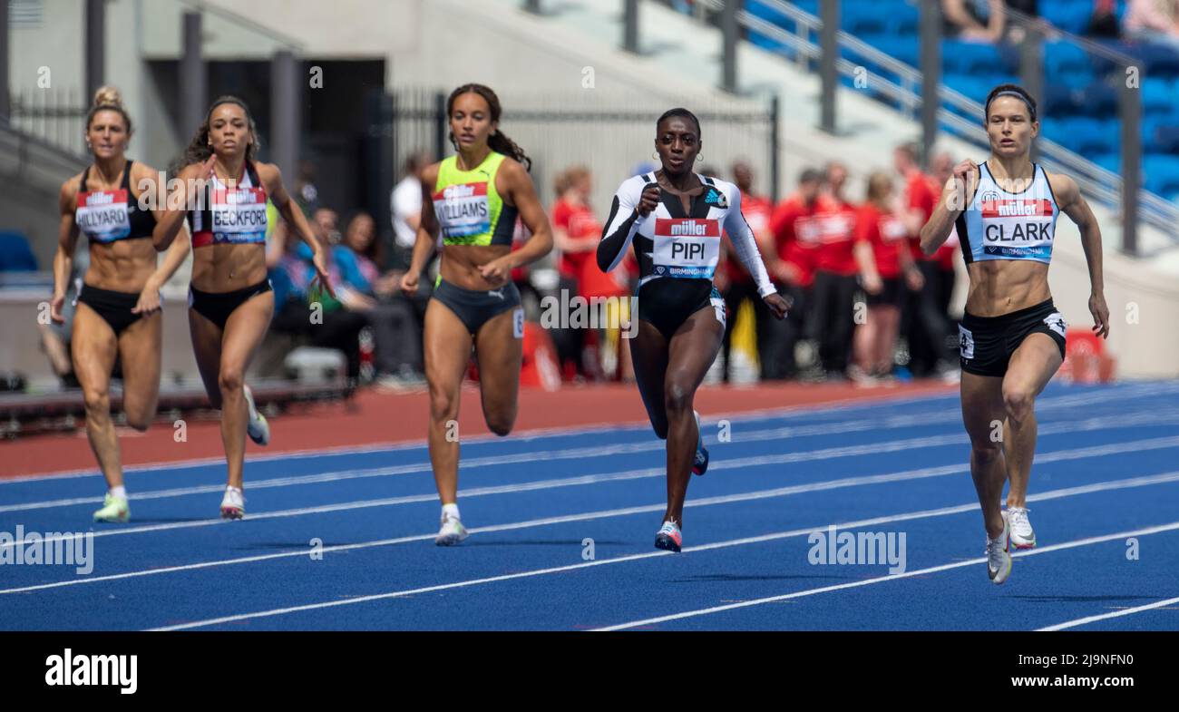 Ama Pipi e Zoey Clark gareggiano nella gara femminile del 400m alla Birmingham Diamond League, Birmingham Inghilterra, il 12 maggio 2022 a Birmingham, Englan Foto Stock