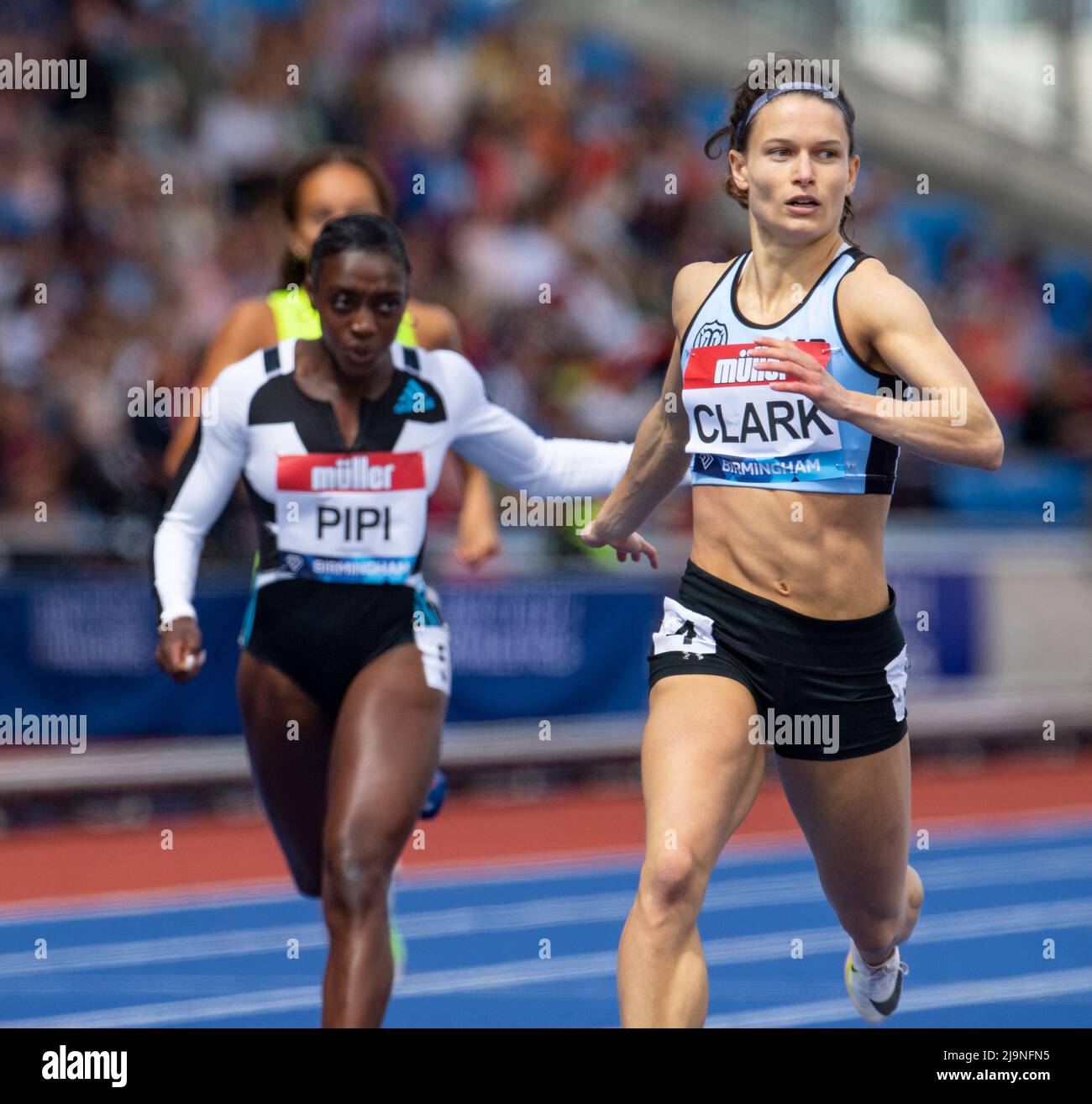 Ama Pipi e Zoey Clark gareggiano nella gara femminile del 400m alla Birmingham Diamond League, Birmingham Inghilterra, il 12 maggio 2022 a Birmingham, Englan Foto Stock