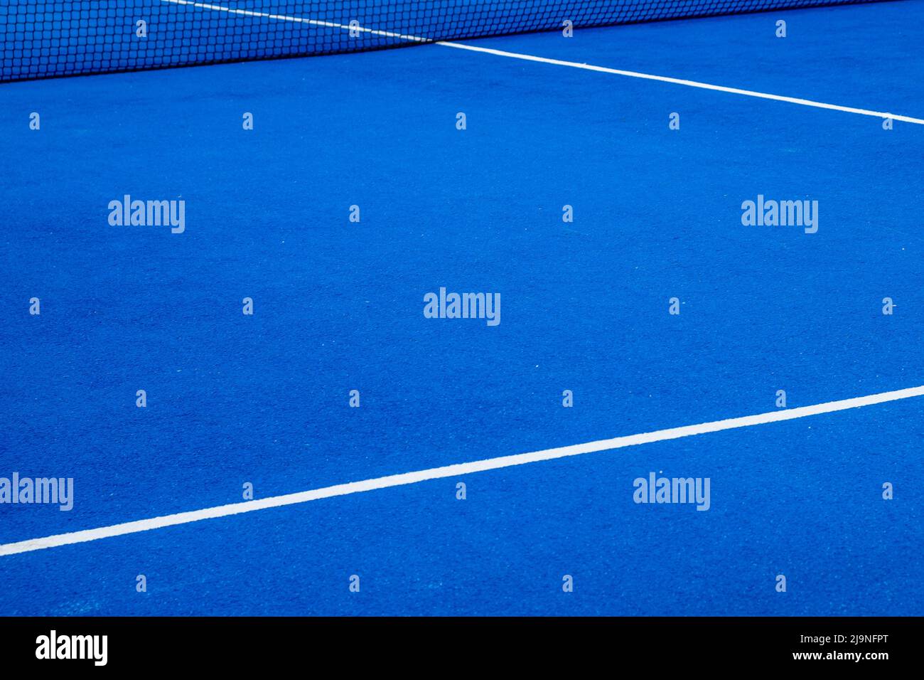 Campo da tennis con paddle blu con erba artificiale Foto Stock