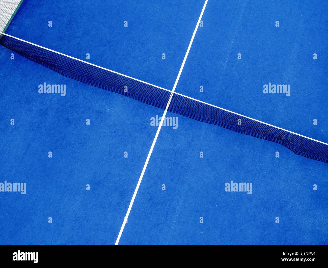 Erba artificiale blu paddle campo da tennis vista aerea con drone, racket sport concetto Foto Stock