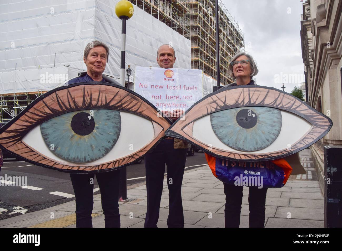 Londra, Regno Unito. 24th maggio 2022. Gli attivisti della ribellione dell'estinzione hanno interrotto l'annuale incontro generale del colosso petrolifero Shell presso la Metodista Central Hall di Westminster. I manifestanti si sono riuniti all'esterno, mentre diversi attivisti dozean hanno interrotto l'incontro all'interno della sede. Credit: Vuk Valcic/Alamy Live News Foto Stock