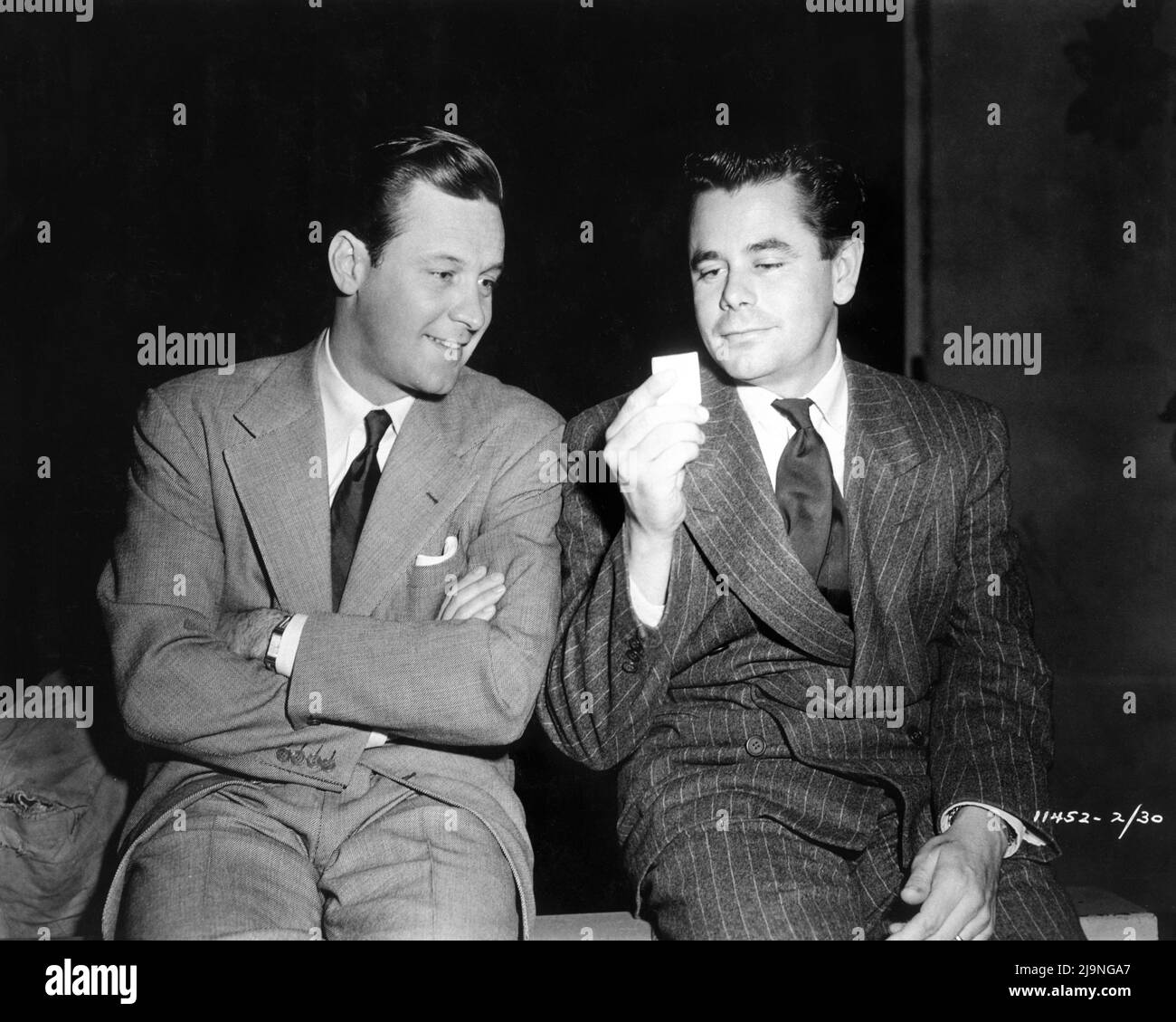 WILLIAM HOLDEN con il visitatore del set GLENN FORD sul set candid durante le riprese della CARA MOGLIE 1949 direttore RICHARD HAYDN Paramount Pictures Foto Stock