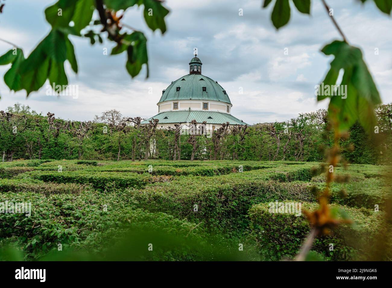 Kromeriz, Repubblica Ceca. Giardino dei fiori costruito in stile barocco francese, incluso nella lista del patrimonio mondiale dell'UNESCO. Labirinto di pareti verdi, floreali e scultori Foto Stock