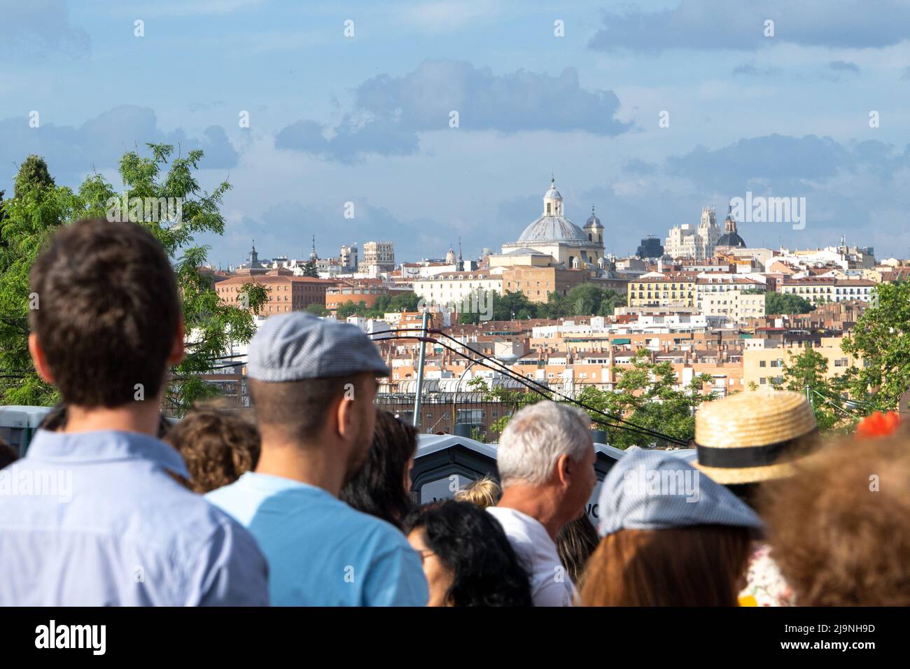 Viste dello skyline di Madrid dal prato di san isidro durante le feste con il madrileños vestito di vestiti tipici (chulapos). San Francisco el Grand Foto Stock