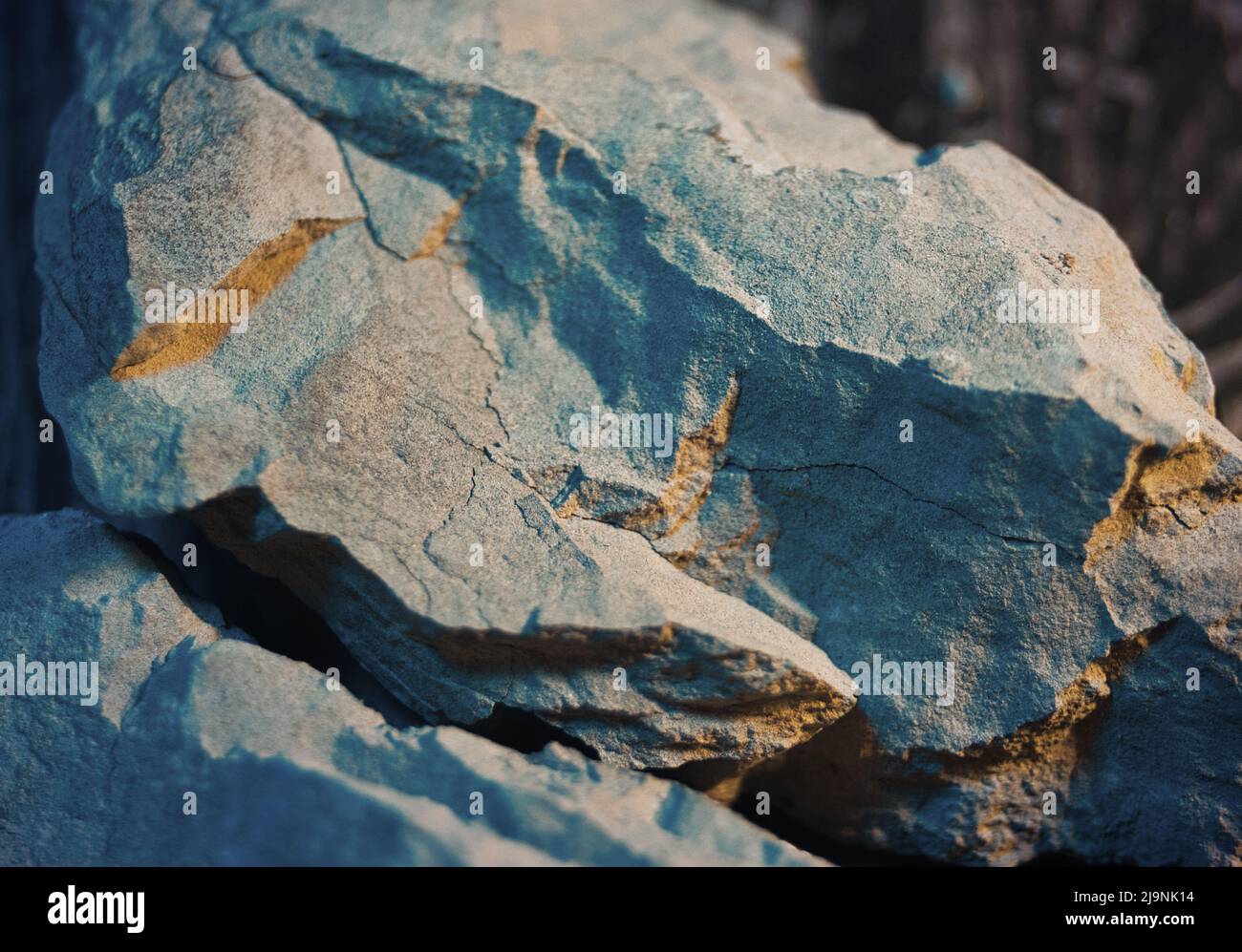 Pietra, macro colpo. Una sagoma per roccia naturale, ideale come sfondo per la produzione di prodotti, utensili o attrezzature per sport estremi Foto Stock