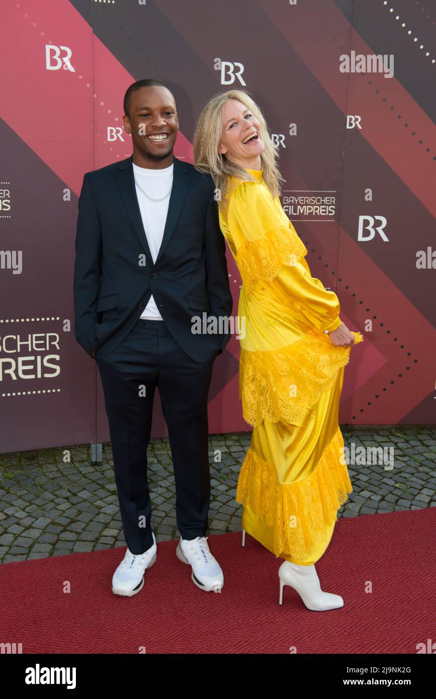 Monaco di Baviera, Germania, 20th maggio 2022, Shan Robitzky e l'attrice Katharina Schwarz hanno visto sul tappeto rosso durante la cerimonia di premiazione del film bavarese Foto Stock