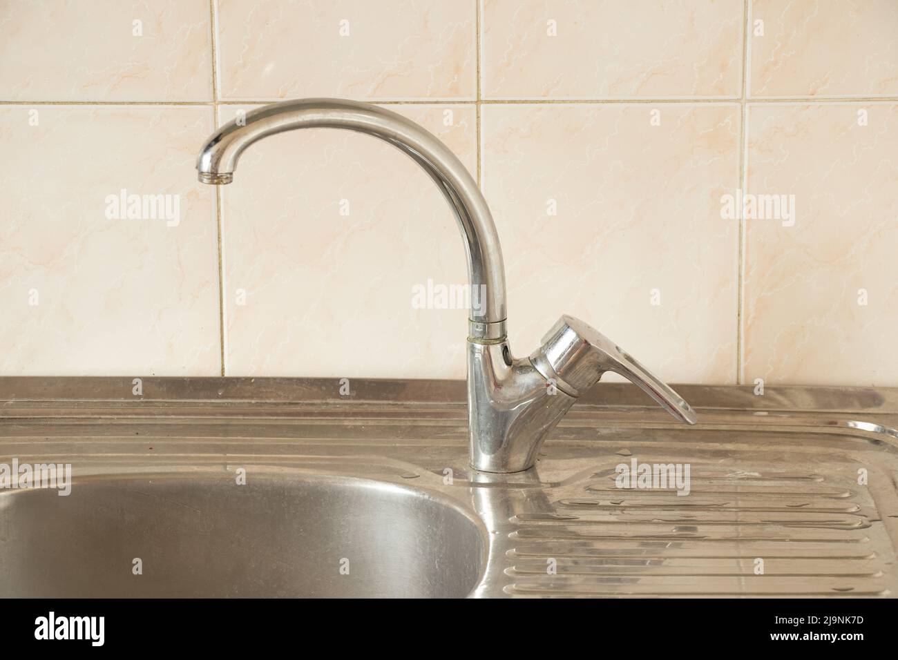 Cucina lavello e rubinetto in cucina in appartamento, rubinetto e rubinetto, impianto idraulico Foto Stock