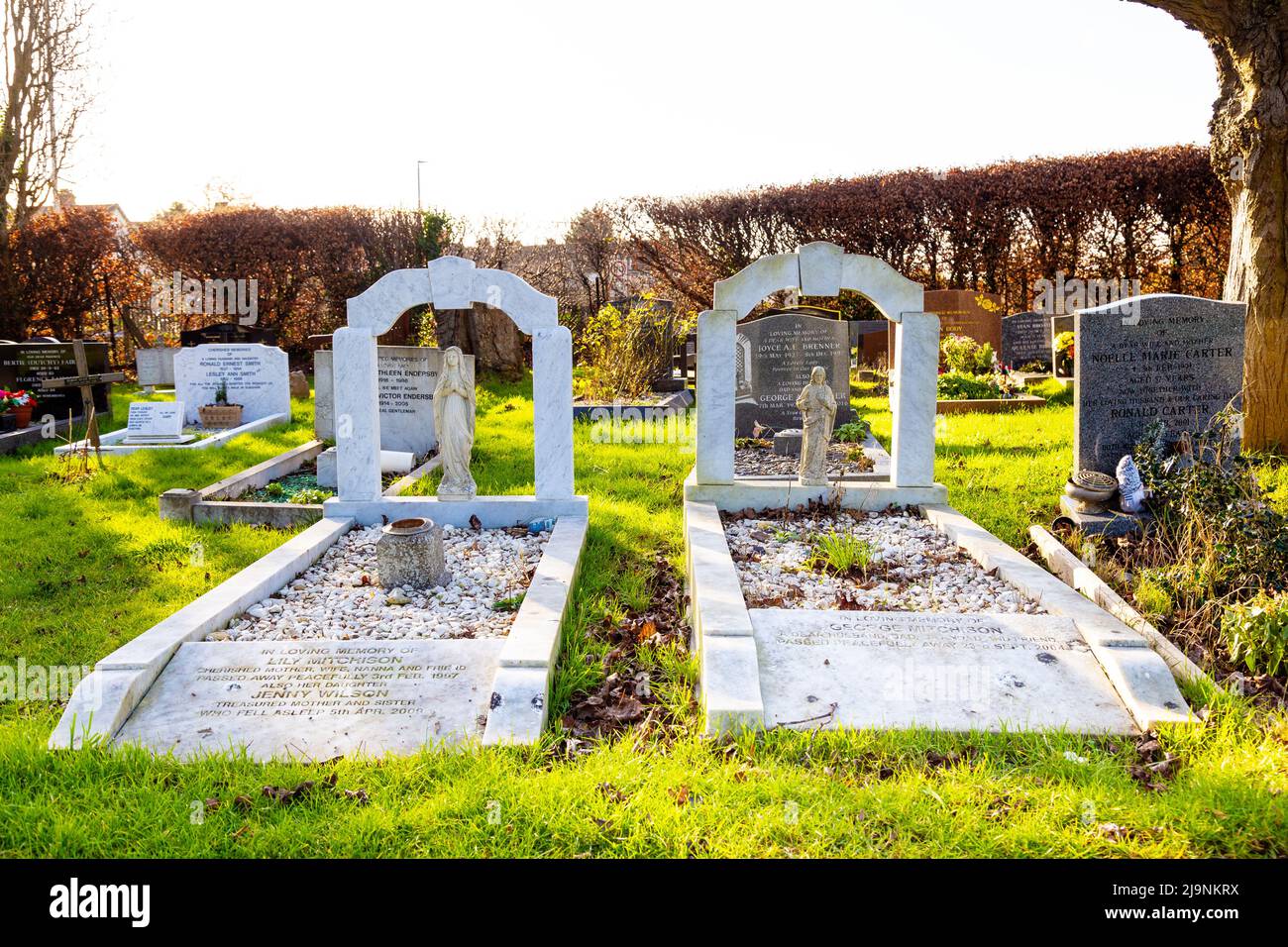 Tombe presso il cimitero di Almond Lane, Stevenage, Hertfordshire, Regno Unito Foto Stock