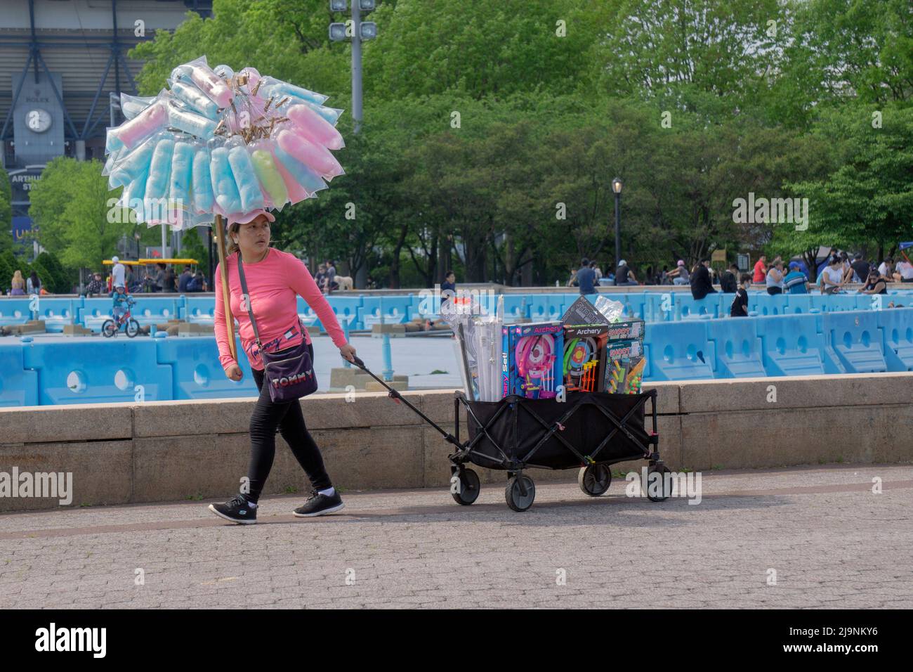 In un dolce giorno di primavera, un venditore vende caramelle di cotone e giocattoli all'aperto a Flushing Meadows Corona Park a Queens, New York City. Foto Stock