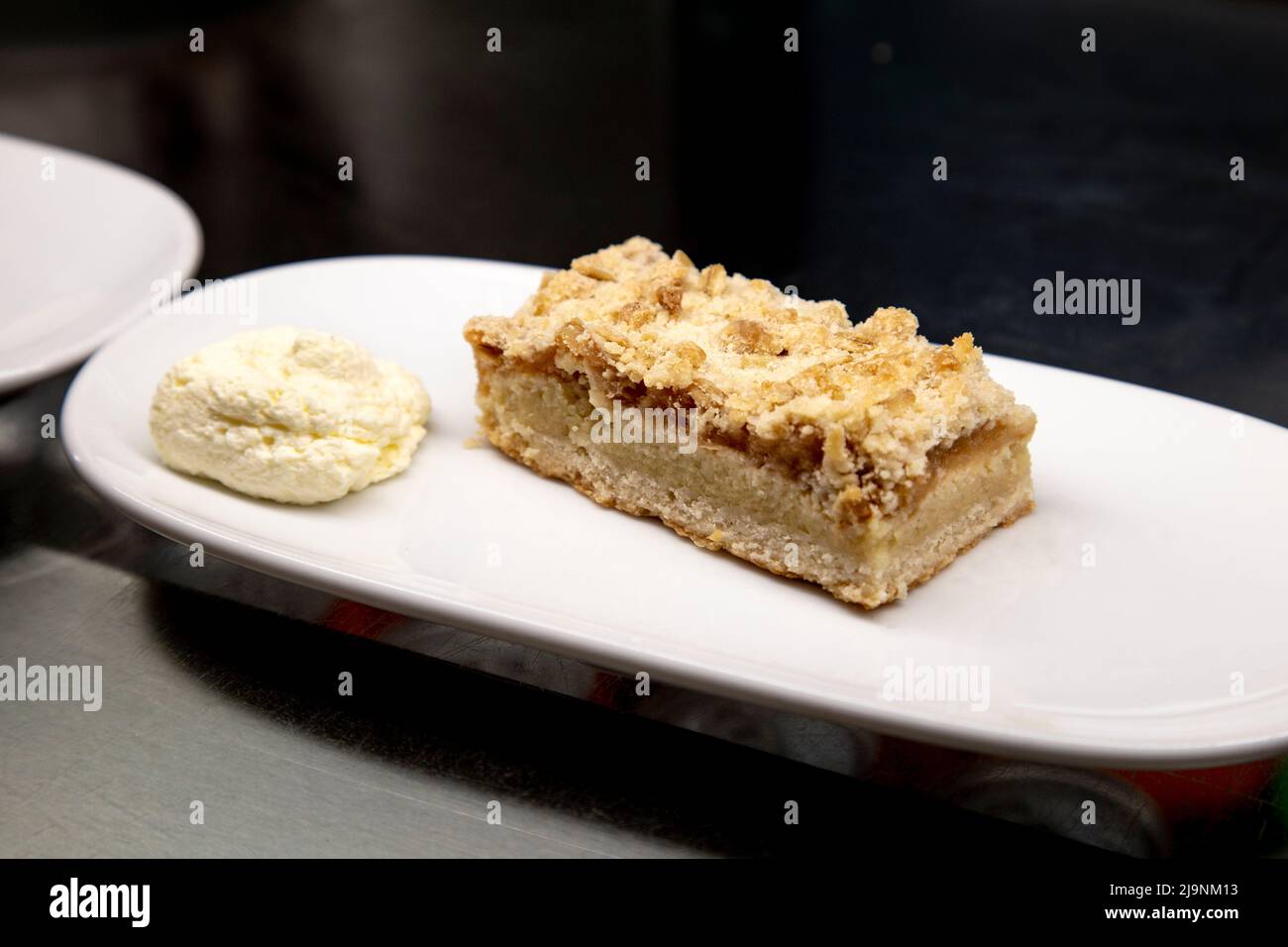 Una fetta di torta di mele svedese con crema a Ikea Foto Stock