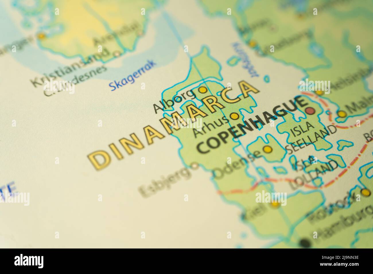 Mappa orografica della Danimarca. Con riferimenti in spagnolo. Concetto di cartografia, viaggio, geografia. Fuoco differenziale Foto Stock