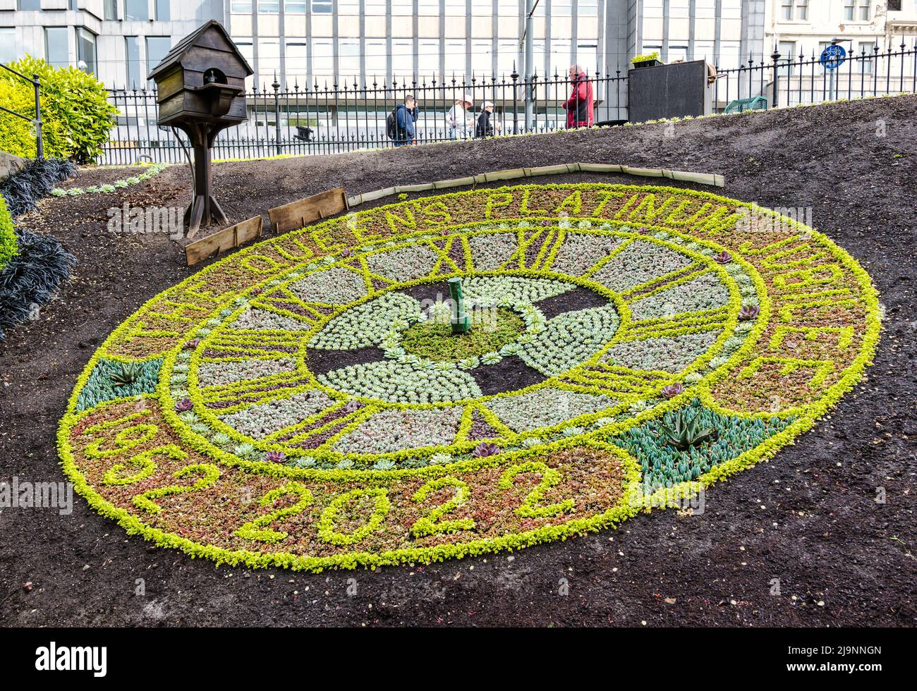 Princes Street giardino famoso orologio floreale in preparazione per celebrare il Giubileo del platino della Regina, Edimburgo, Scozia, Regno Unito Foto Stock