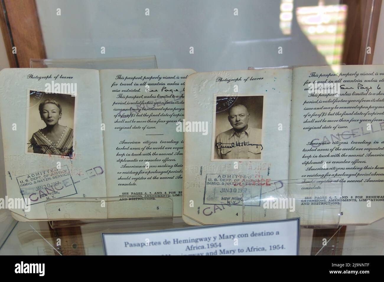 I passaporti di Ernest Hemingway e di sua moglie Mary Welsh trovati nella casa cubana del famoso scrittore Foto Stock