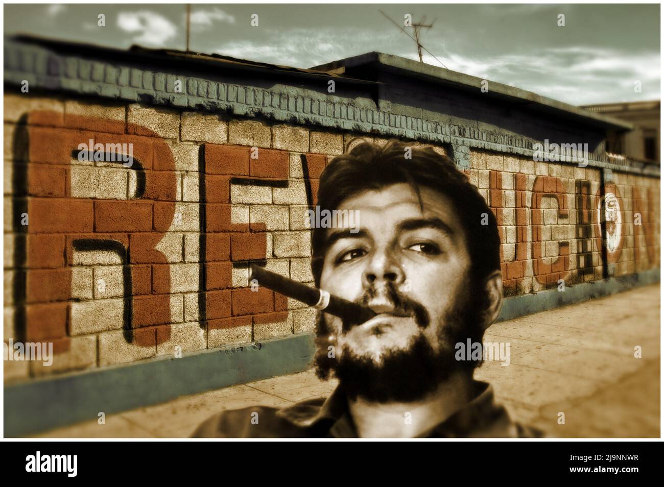 Una foto di Ernesto che Guevara combattente della rivoluzione cubana sullo sfondo di un murale dedicato alla rivoluzione. Foto Stock
