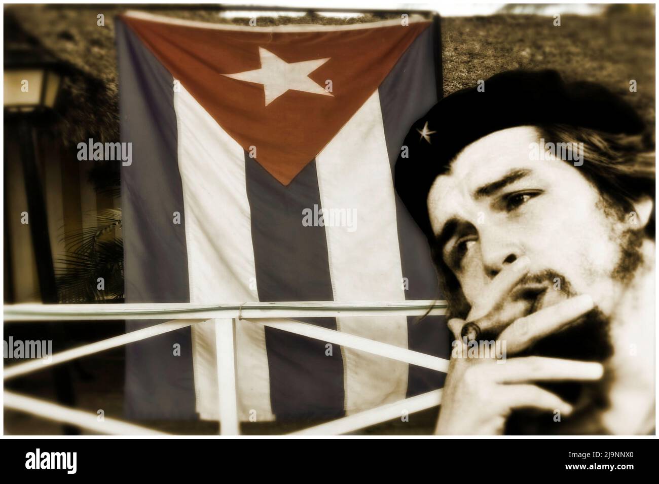 Una foto di Ernesto che Guevara combattente della rivoluzione cubana con lo sfondo della bandiera cubana Foto Stock