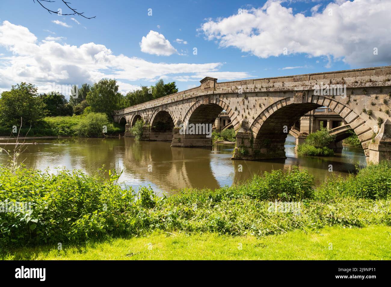 Atcham Bridge vicino a Shrewsbury, nello Shropshire, sul fiume Severn Foto Stock