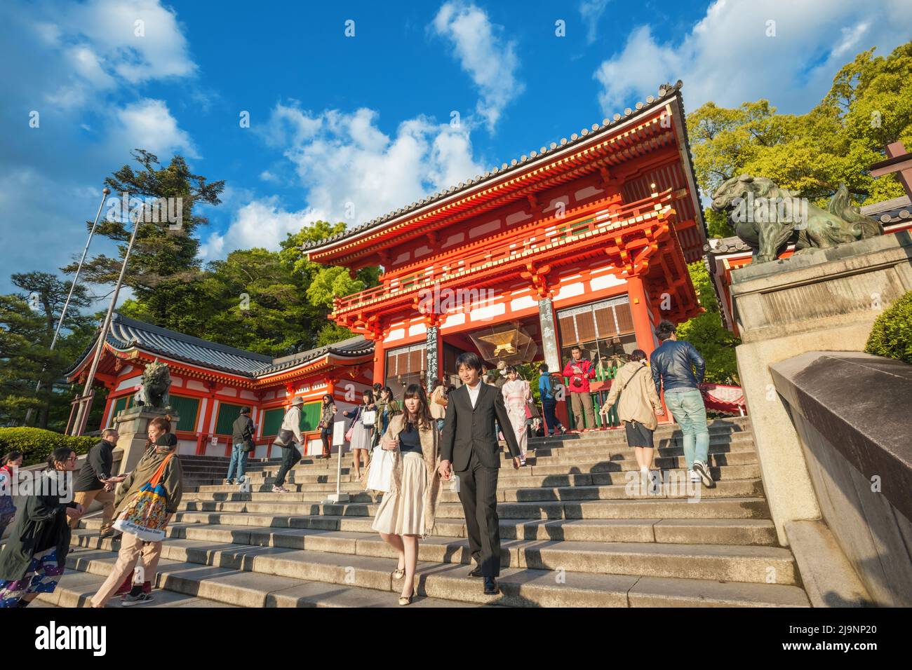 L'ingresso alla porta di Nisiromon e al Santuario di Yasaka Jinja, Kyoto, Giappone Foto Stock
